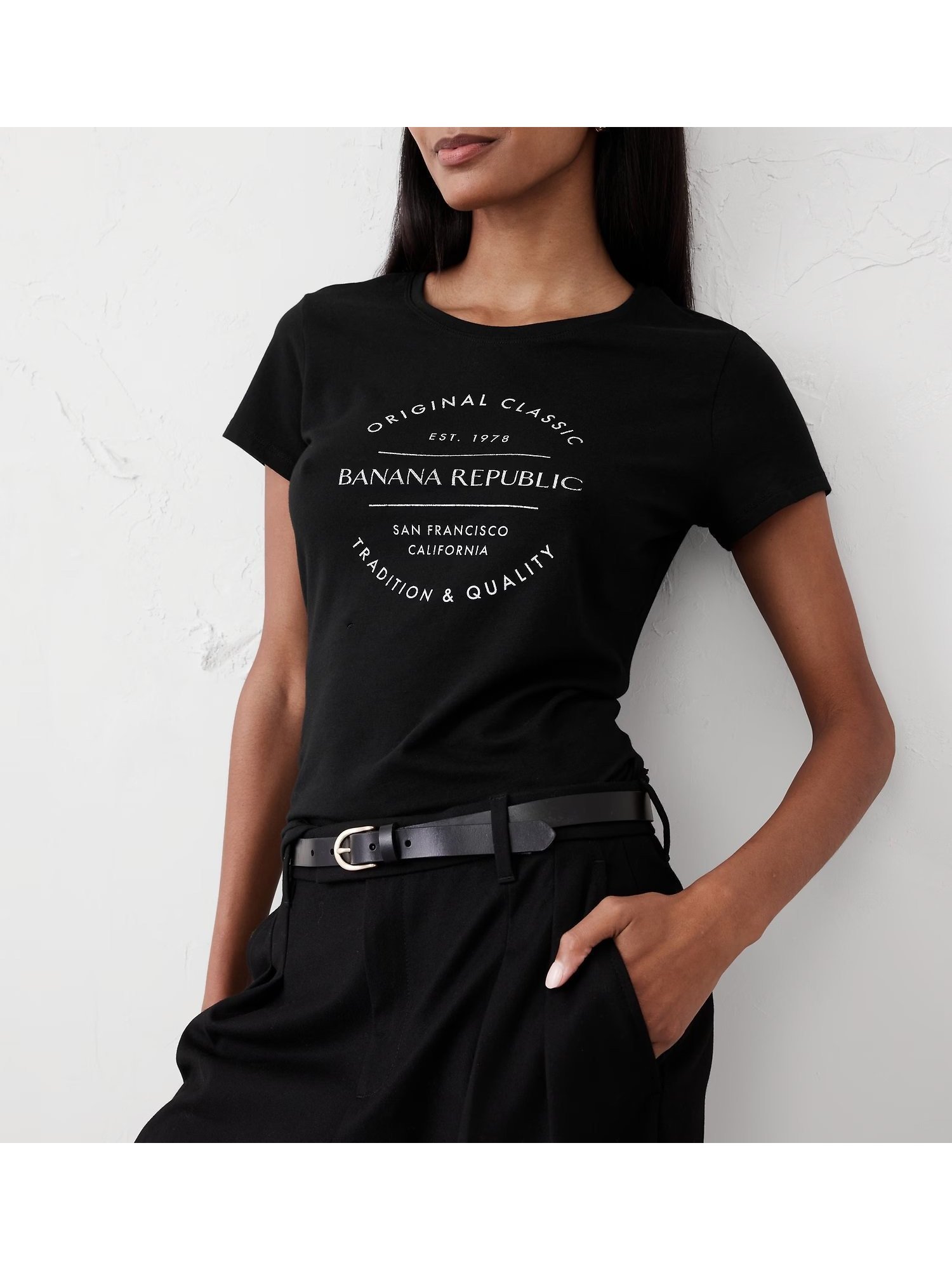 【バナナリパブリック ファクトリーストア/BANANA REPUBLIC FACTORY STORE】のBANANA REPUBLIC FACTORY STORE クラシック ロゴTシャツ インテリア・キッズ・メンズ・レディースファッション・服の通販 founy(ファニー) 　ファッション　Fashion　レディースファッション　Fashion for Women　トップス・カットソー　Cut & Sew Tops　シャツ・ブラウス・オフィスカジュアル　Elegant Blouses & Button-Ups　ロングTシャツ・Tシャツ　Longline T-Shirts & Tees　カーディガン　Cardigan, Knitwear　クラシック　Classic, Timeless Style　ショート　Short, Short Length　ジャケット　Jacket, Outerwear　スリーブ　Sleeve, Long Sleeve / Short Sleeve　フロント　Front, Front Design　BR_BLACK|ID: prp329100004825016 ipo3291000000035095071