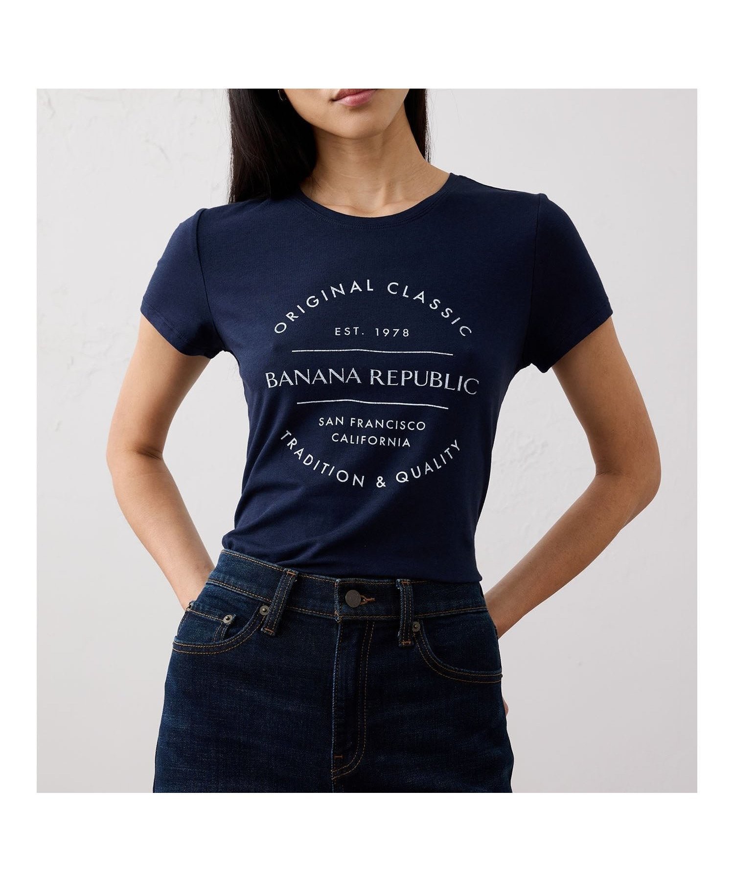 【バナナリパブリック ファクトリーストア/BANANA REPUBLIC FACTORY STORE】のBANANA REPUBLIC FACTORY STORE クラシック ロゴTシャツ インテリア・キッズ・メンズ・レディースファッション・服の通販 founy(ファニー) 　ファッション　Fashion　レディースファッション　Fashion for Women　トップス・カットソー　Cut & Sew Tops　シャツ・ブラウス・オフィスカジュアル　Elegant Blouses & Button-Ups　ロングTシャツ・Tシャツ　Longline T-Shirts & Tees　カーディガン　Cardigan, Knitwear　クラシック　Classic, Timeless Style　ショート　Short, Short Length　ジャケット　Jacket, Outerwear　スリーブ　Sleeve, Long Sleeve / Short Sleeve　フロント　Front, Front Design　PREPPY_NAVY|ID: prp329100004825016 ipo3291000000035095074