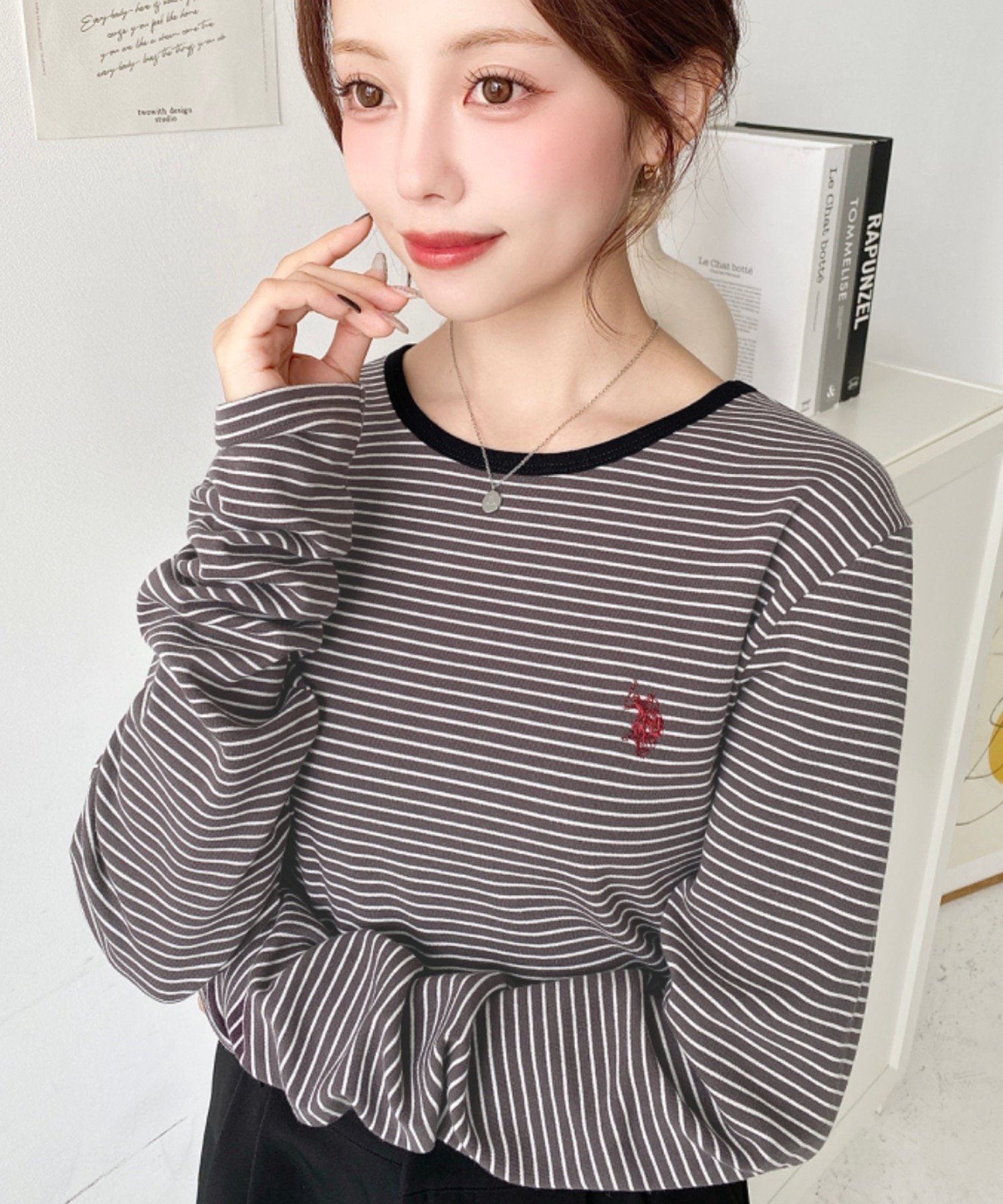 【モーメントプラス/moment+ / MEN】のU.S.POLO ASSN ワンポイント刺繍ロンT袖くしゅくしゅボーダーロンT インテリア・キッズ・メンズ・レディースファッション・服の通販 founy(ファニー) 　ファッション　Fashion　メンズファッション　Fashion for Men　インナー　Innerwear　カーディガン　Cardigan, Knitwear　軽量　Lightweight, Ultra Light　シンプル　Simple, Minimal　ジャケット　Jacket, Outerwear　デニム　Denim, Jeans Material　トレンド　Trend, Trending Now　ベーシック　Basic, Essential　ボトム　Bottoms, Lower Wear　ボーダー　Border, Stripe　別注　Limited Edition, Custom Order　ロング　Long, Long-Length　ワイド　Wide, Wide Fit　ワンポイント　One Point, Statement Accent　再入荷　Restock / Back in Stock　プチプライス・低価格　Affordable / Budget Price　チャコールグレイ|ID: prp329100004825018 ipo3291000000035095093