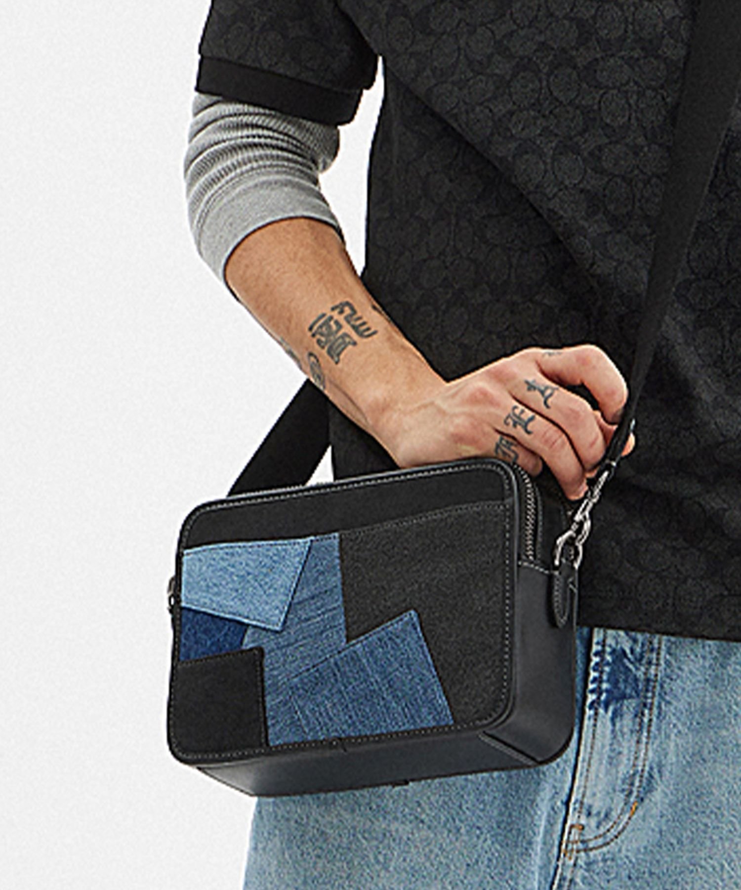 【コーチ/COACH / MEN】の【公式】チャーター クロスボディ バッグ 24・パッチワーク 人気、トレンドファッション・服の通販 founy(ファニー) 　ファッション　Fashion　メンズファッション　Fashion for Men　バッグ　Bags　キルティング　Quilted, Quilting　クラシック　Classic, Timeless Style　軽量　Lightweight, Ultra Light　ショルダー　Shoulder, Shoulder Strap　財布　Wallet, Purse　デニム　Denim, Jeans Material　ニューヨーク　New York, NYC Style　パッチワーク　Patchwork, Mixed Fabric　ポケット　Pocket, Pocket Detail　ラップ　Wrap, Wrap Design　おすすめ　Recommended / Our Picks　ギフト プレゼント　Gift / Present　ビジネス 仕事 通勤　Business / Work / Commuting　 other-1|ID: prp329100004825082 ipo3291000000035095636