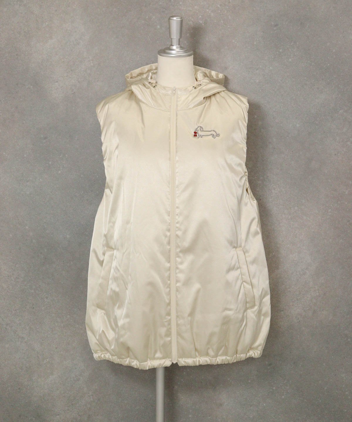 【スタジオピッコーネ/STUDIO PICONE】の【スタジオピッコーネ公式】フード付き撥水中綿ベスト インテリア・キッズ・メンズ・レディースファッション・服の通販 founy(ファニー) 　ファッション　Fashion　レディースファッション　Fashion for Women　アウター　Coat / Outerwear Collection　トップス・カットソー　Cut & Sew Tops　ベスト&ジレ / 重ね着スタイル　Vests & Gilets　シルク　Silk, 100% Silk　シルバー　Silver, Metallic Silver　フロント　Front, Front Design　ベスト　Vest, Waistcoat　ポケット　Pocket, Pocket Detail　エレガント 上品　Elegant　ベージュ|ID: prp329100004825322 ipo3291000000035098028