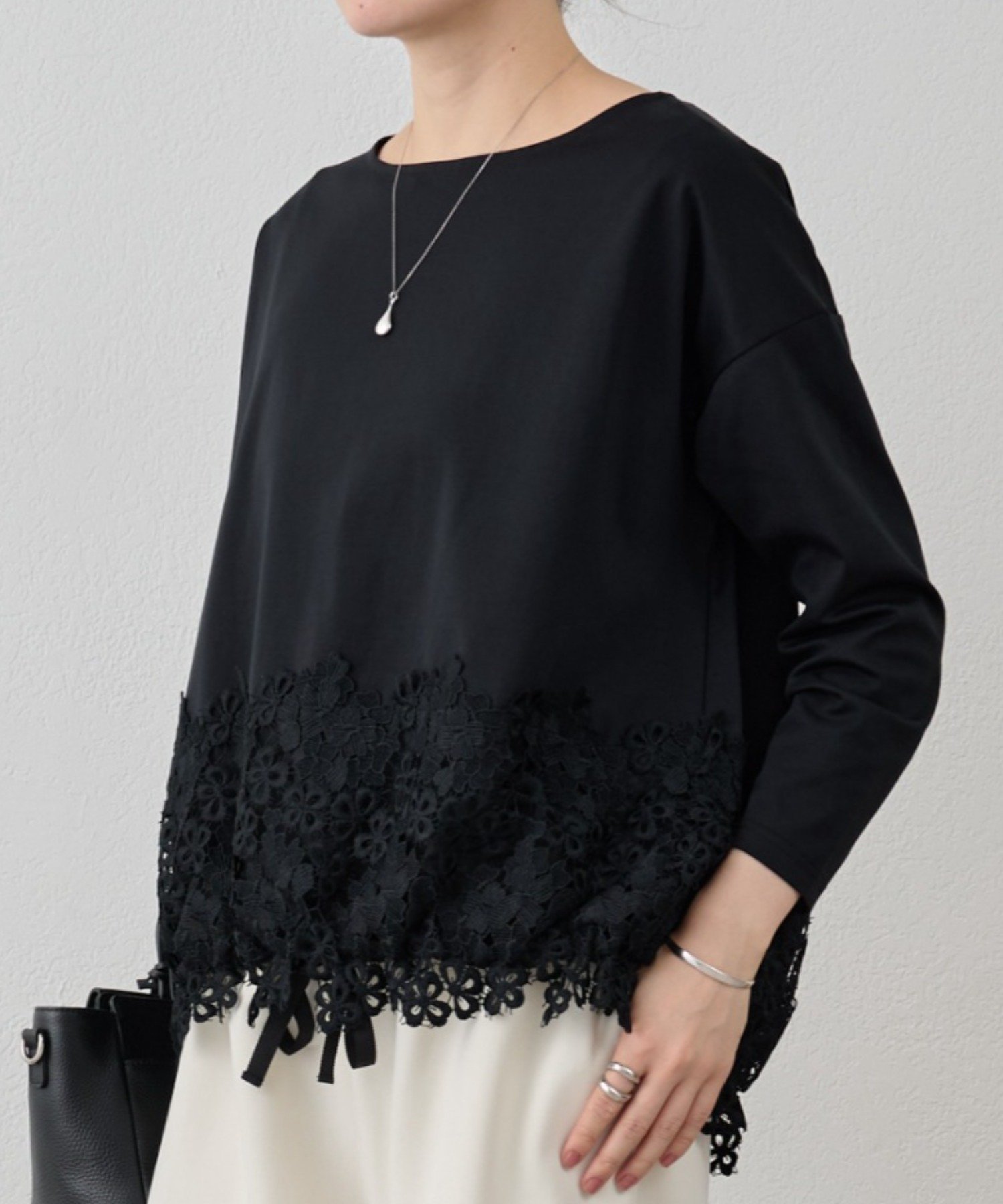 【ビアズリー/BEARDSLEY】の裾レースカットソー インテリア・キッズ・メンズ・レディースファッション・服の通販 founy(ファニー) 　ファッション　Fashion　レディースファッション　Fashion for Women　トップス・カットソー　Cut & Sew Tops　カットソー・ベーシックTシャツ　Cut-and-Sewn Tops / Stretch Tees & Basics　エレガント 上品　Elegant　カットソー　Cut and Sewn Top　シンプル　Simple, Minimal　フェミニン　Feminine, Girly　ポケット　Pocket, Pocket Detail　リボン　Ribbon, Bow　レース　Lace, Lace Fabric　再入荷　Restock / Back in Stock　ブラック|ID: prp329100004825324 ipo3291000000035098081