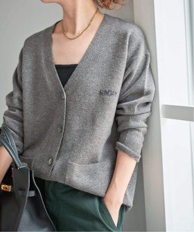 【スピック&スパン/Spick & Span】のロゴジャガードVネックカーディガン 人気、トレンドファッション・服の通販 founy(ファニー) ファッション Fashion レディースファッション Fashion for Women トップス・カットソー Cut & Sew Tops カーディガン・羽織り Layered Style Cardigans Vネックトップス V-Neck Tops / V-Cut Neckline Shirts カーディガン Cardigan, Knitwear シンプル Simple, Minimal スウェット / スエット Sweatshirt, Sweatwear |ID:prp329100004825405