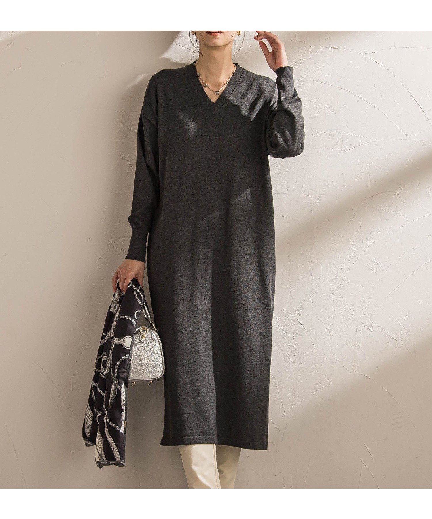 【ロートレ アモン/LAUTRE AMONT】の【WEB限定】Vネックニットワンピース≪丈長めあり/手洗い可能≫ インテリア・キッズ・メンズ・レディースファッション・服の通販 founy(ファニー) 　ファッション　Fashion　レディースファッション　Fashion for Women　ワンピース　Dresses　ニットワンピース　Knit Dresses　秋　Autumn　ジャケット　Jacket, Outerwear　スリット　Slit, Slit Detail　なめらか　Smooth, Silky Texture　バランス　Balance, Style Balance　A/W・秋冬　Autumn/Winter　エレガント 上品　Elegant　ビジネス 仕事 通勤　Business / Work / Commuting　2025年　2025　2025-2026秋冬・A/W　Autumn/Winter 2025–26 AW25–26　チャコールグレー|ID: prp329100004825432 ipo3291000000035099239