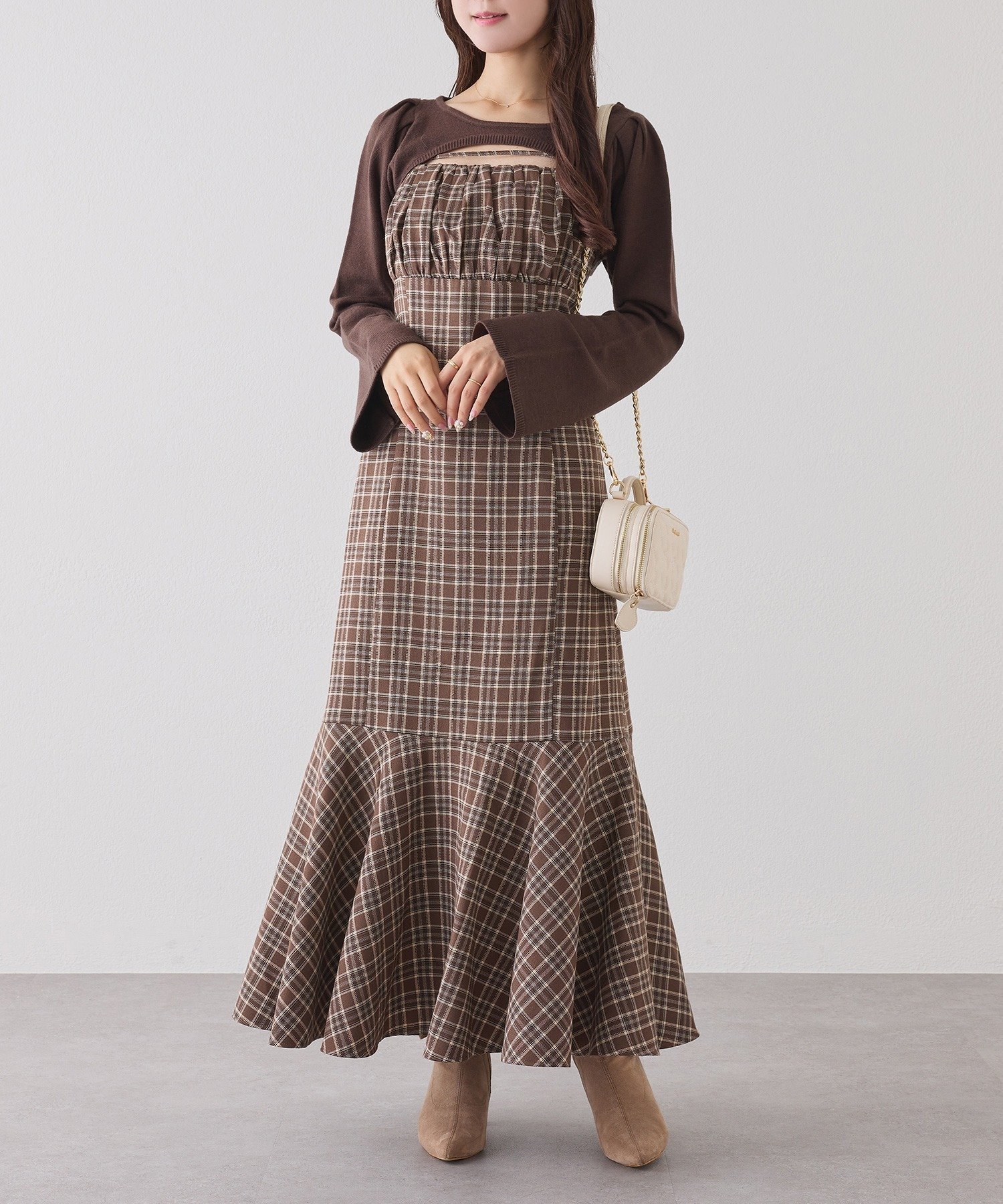 【ナイスクラップ/NICE CLAUP】の2枚セットチェックワンピ インテリア・キッズ・メンズ・レディースファッション・服の通販 founy(ファニー) 　ファッション　Fashion　レディースファッション　Fashion for Women　ワンピース　Dresses　キャミワンピース　Cami Dress, Slip Dress　スニーカー　Sneakers, Trainers　ダウン　Down, Puffer　ハイネック　High Neck, Mock Neck　フェミニン　Feminine, Girly　マーメイド　Mermaid, Fishtail Silhouette　ロング　Long, Long-Length　A/W・秋冬　Autumn/Winter　冬　Winter / This Winter　再入荷　Restock / Back in Stock　おすすめ　Recommended / Our Picks　2025年　2025　2025-2026秋冬・A/W　Autumn/Winter 2025–26 AW25–26　ブラウン系その他|ID: prp329100004825473 ipo3291000000035099762