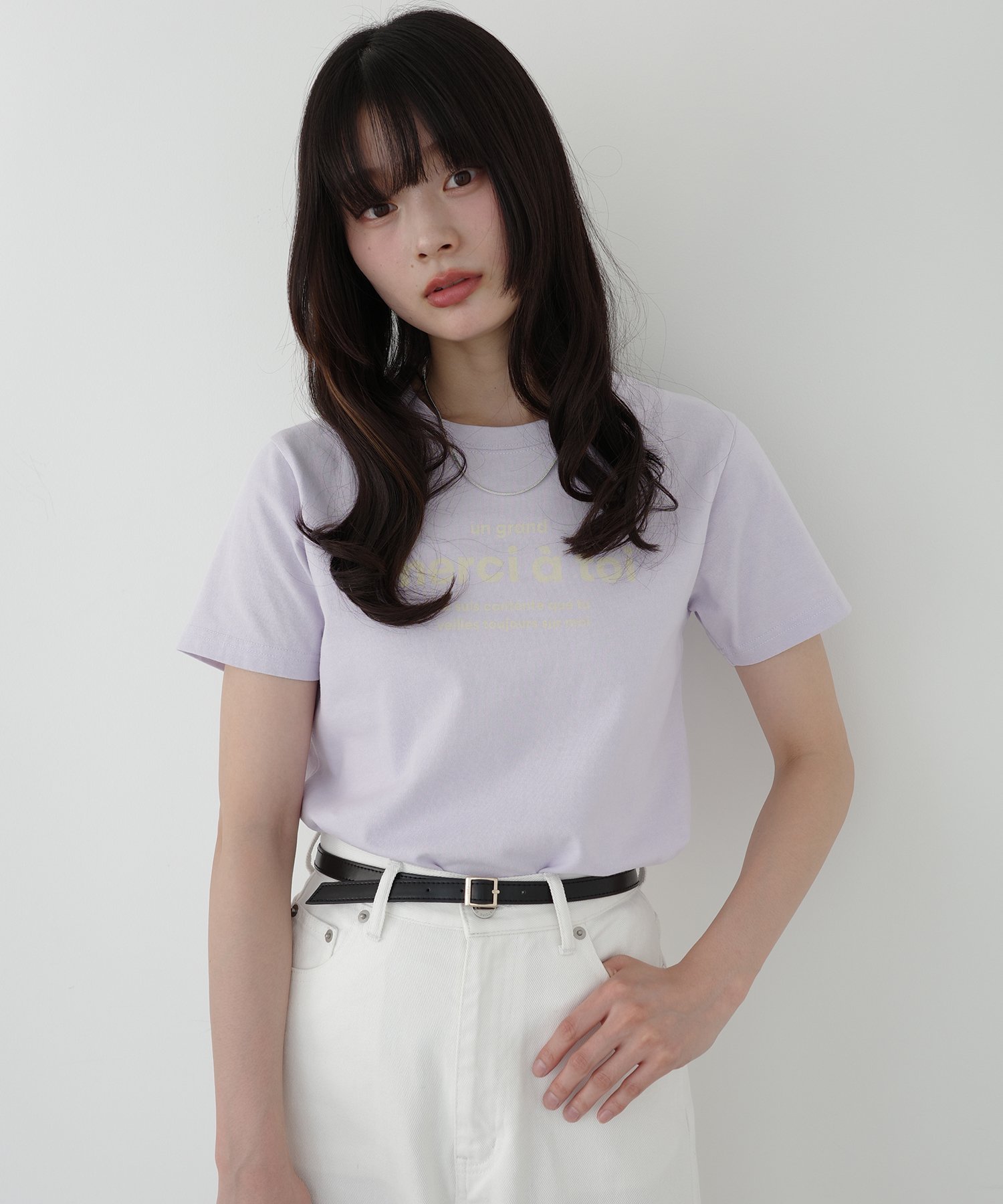 【エイミーイストワール/eimy istoire】のmerci ロゴTシャツ インテリア・キッズ・メンズ・レディースファッション・服の通販 founy(ファニー) ファッション Fashion レディースファッション Fashion for Women トップス・カットソー Cut & Sew Tops シャツ・ブラウス・オフィスカジュアル Elegant Blouses & Button-Ups ロングTシャツ・Tシャツ Longline T-Shirts & Tees カーディガン Cardigan, Knitwear スラックス Slacks, Dress Pants デニム Denim, Jeans Material バランス Balance, Style Balance フレンチ French, French Style 再入荷 Restock / Back in Stock エレガント 上品 Elegant LAVENDER|ID: prp329100004825480 ipo3291000000035099806