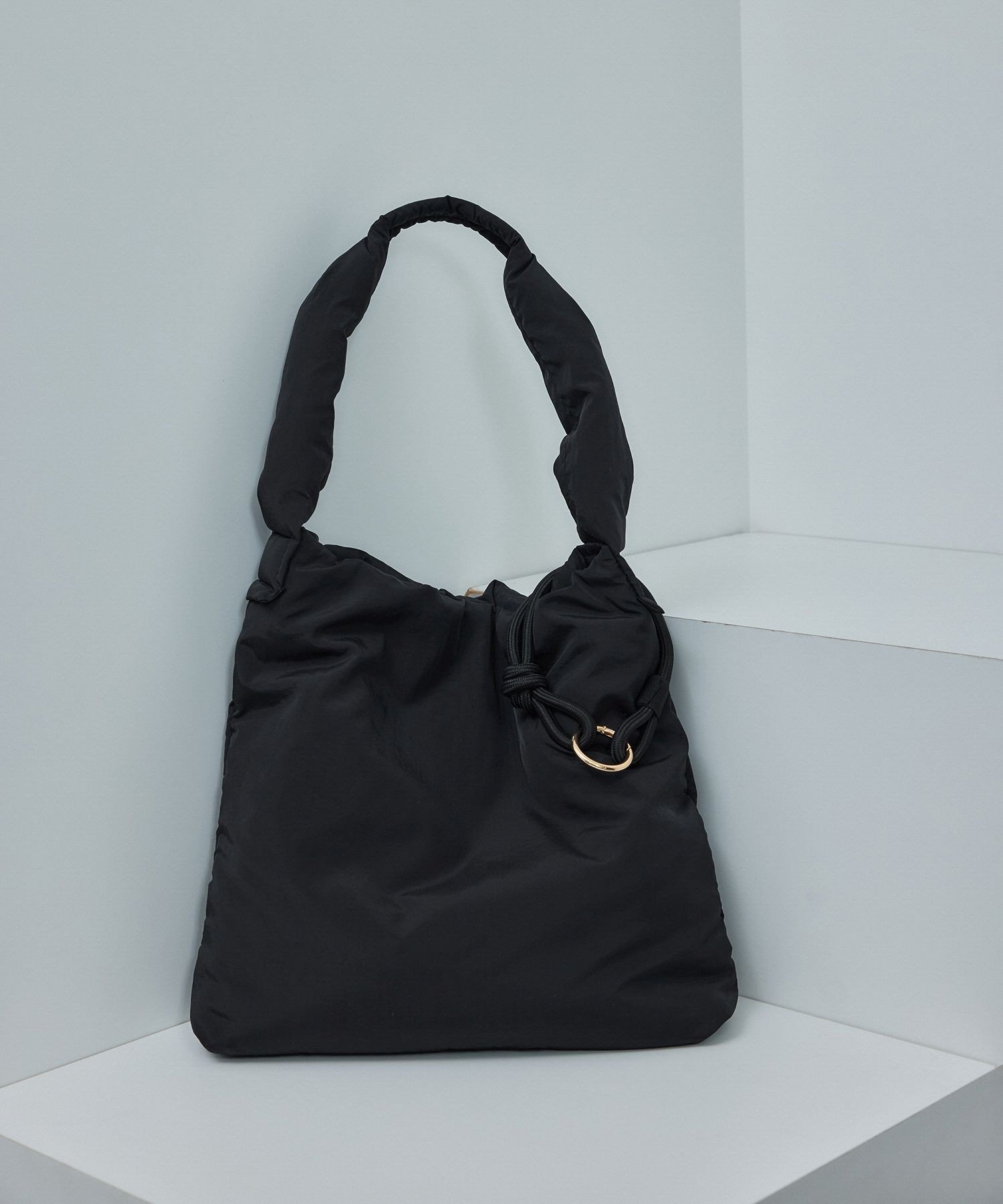 【サロン アダム エ ロペ/SALON adam et rope'】の【WEB限定】軽量パフナイロンワンハンドルトート / A4対応 人気、トレンドファッション・服の通販 founy(ファニー) 　ファッション　Fashion　レディースファッション　Fashion for Women　バッグ　Bags　キーホルダー　Keychain, Key Holder　軽量　Lightweight, Ultra Light　ショルダー　Shoulder, Shoulder Strap　チャーム　Charm, Pendant　ポケット　Pocket, Pocket Detail　リラックス　Relax, Relaxed Fit　ワッシャー　Washer, Crinkled Finish　ビジネス 仕事 通勤　Business / Work / Commuting　 other-1|ID: prp329100004825537 ipo3291000000035100506