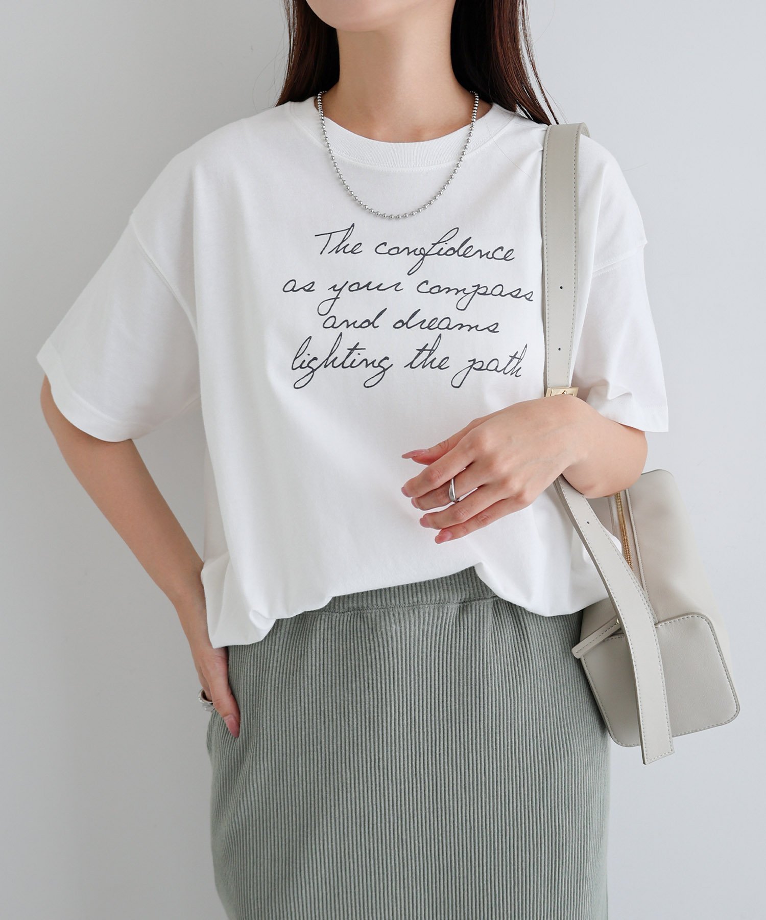 【アンドミー/andme】の手書き ロゴ プリント 半袖 Tシャツ インテリア・キッズ・メンズ・レディースファッション・服の通販 founy(ファニー) 　ファッション　Fashion　レディースファッション　Fashion for Women　トップス・カットソー　Cut & Sew Tops　シャツ・ブラウス・オフィスカジュアル　Elegant Blouses & Button-Ups　ロングTシャツ・Tシャツ　Longline T-Shirts & Tees　シンプル　Simple, Minimal　人気　Popular, Best Seller　プリント　Print, Printed Pattern　ベーシック　Basic, Essential　半袖　Short Sleeve, Half Sleeve　おすすめ　Recommended / Our Picks　オフホワイト×チャコールグレー|ID: prp329100004825585 ipo3291000000035101033