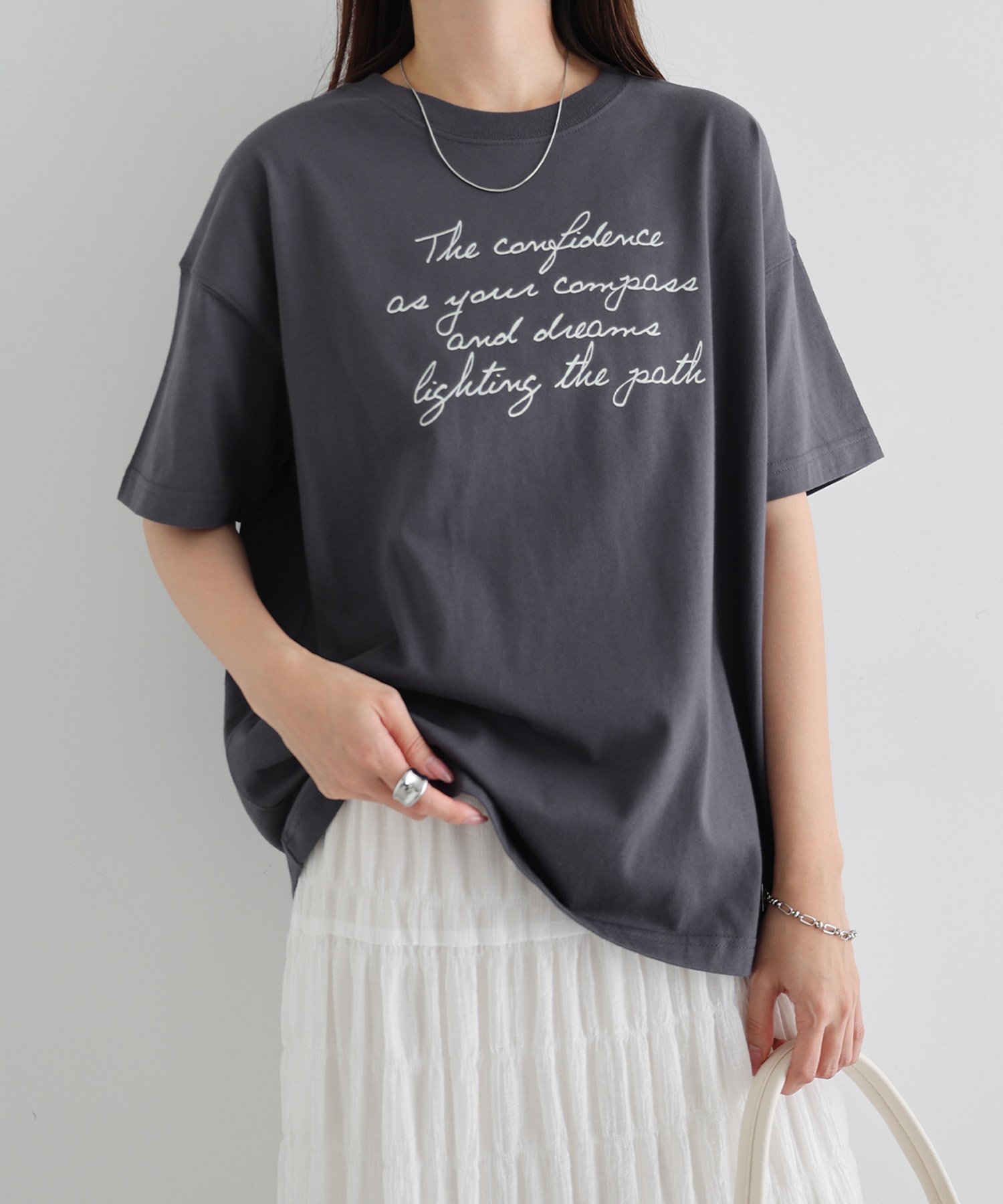 【アンドミー/andme】の手書き ロゴ プリント 半袖 Tシャツ インテリア・キッズ・メンズ・レディースファッション・服の通販 founy(ファニー) 　ファッション　Fashion　レディースファッション　Fashion for Women　トップス・カットソー　Cut & Sew Tops　シャツ・ブラウス・オフィスカジュアル　Elegant Blouses & Button-Ups　ロングTシャツ・Tシャツ　Longline T-Shirts & Tees　シンプル　Simple, Minimal　人気　Popular, Best Seller　プリント　Print, Printed Pattern　ベーシック　Basic, Essential　半袖　Short Sleeve, Half Sleeve　おすすめ　Recommended / Our Picks　スミクロ×オフホワイト|ID: prp329100004825585 ipo3291000000035101034