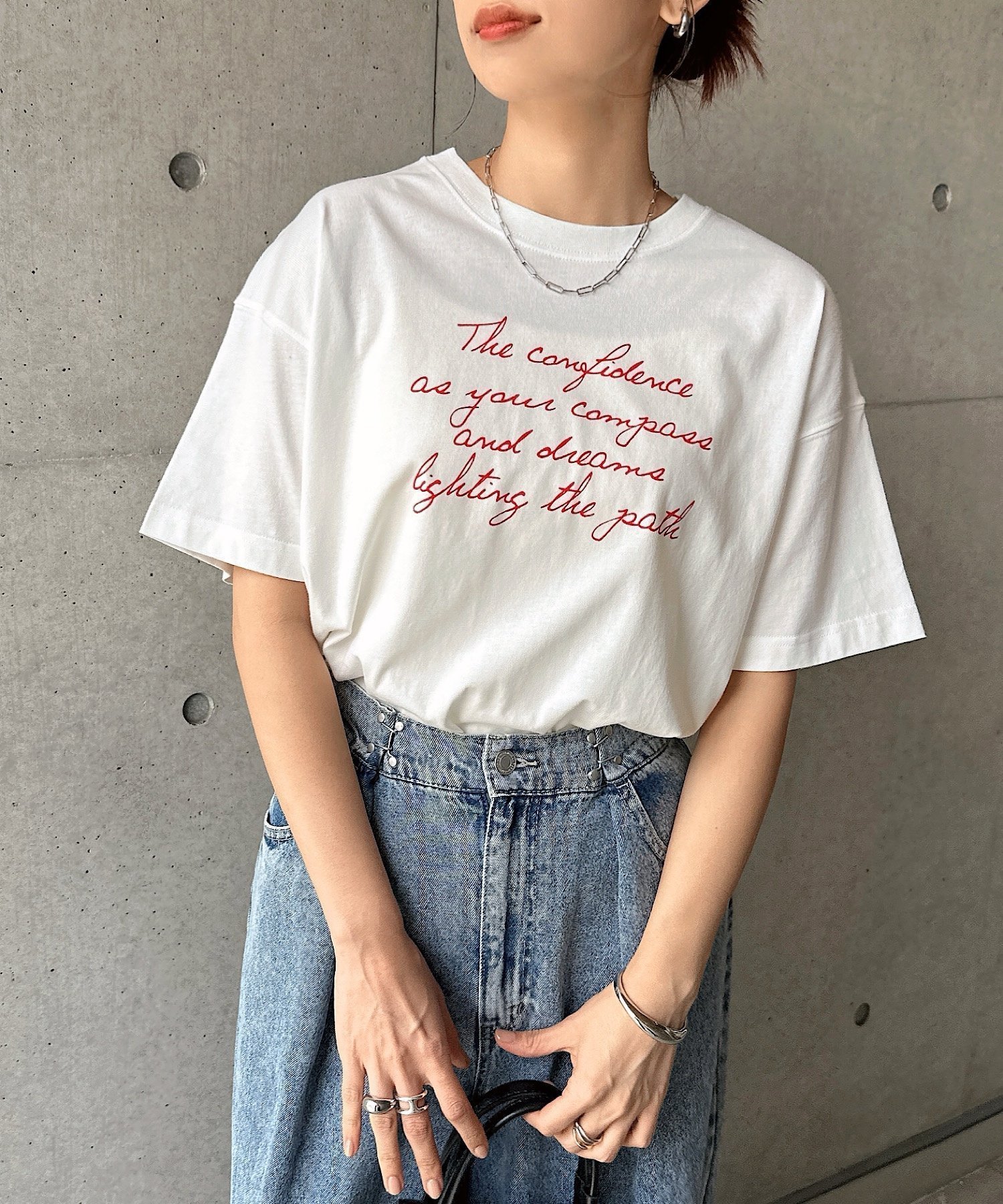 【アンドミー/andme】の手書き ロゴ プリント 半袖 Tシャツ インテリア・キッズ・メンズ・レディースファッション・服の通販 founy(ファニー) 　ファッション　Fashion　レディースファッション　Fashion for Women　トップス・カットソー　Cut & Sew Tops　シャツ・ブラウス・オフィスカジュアル　Elegant Blouses & Button-Ups　ロングTシャツ・Tシャツ　Longline T-Shirts & Tees　シンプル　Simple, Minimal　人気　Popular, Best Seller　プリント　Print, Printed Pattern　ベーシック　Basic, Essential　半袖　Short Sleeve, Half Sleeve　おすすめ　Recommended / Our Picks　オフホワイト×レッド|ID: prp329100004825585 ipo3291000000035101036