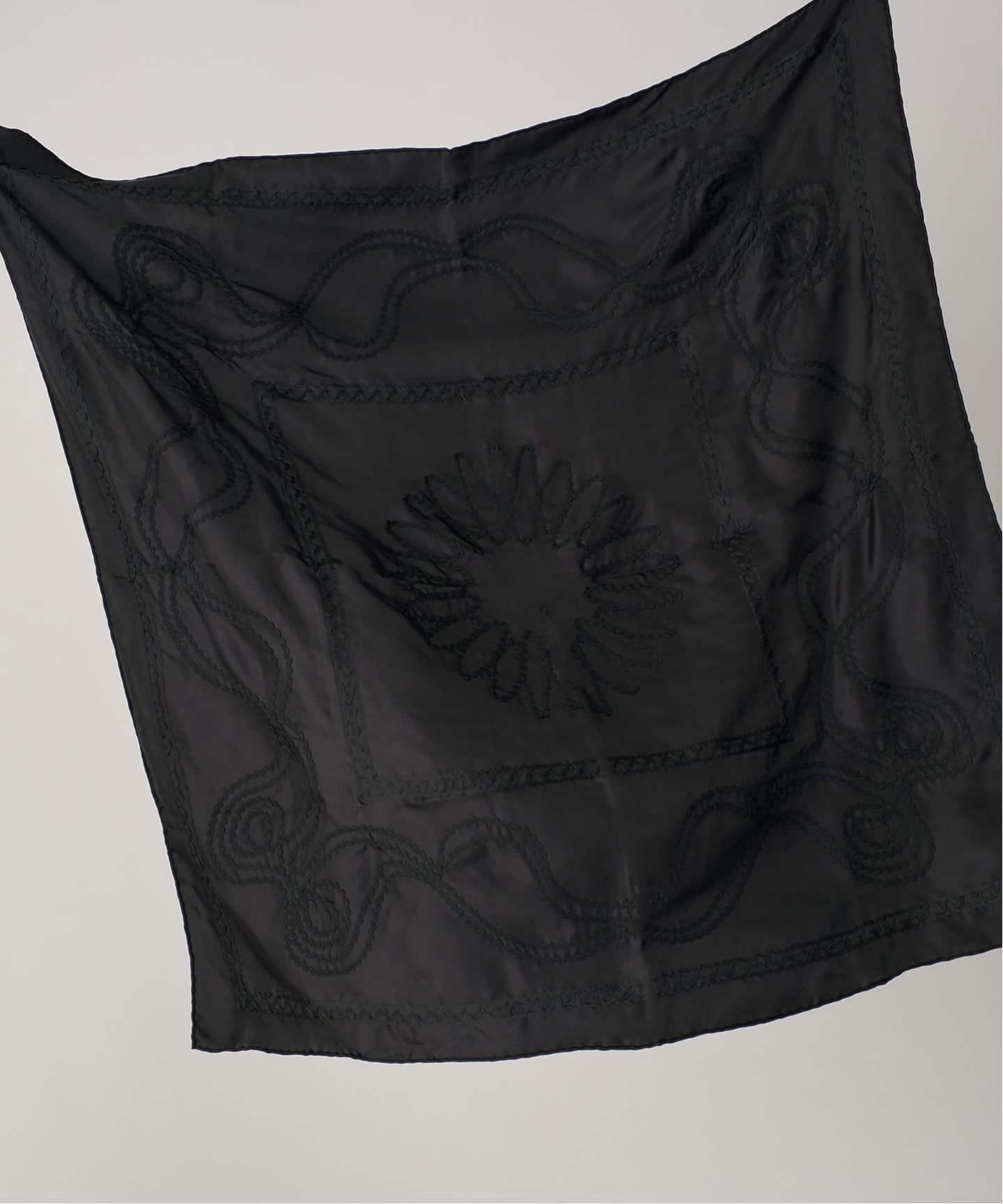【ヴェルメイユ パー イエナ/VERMEIL par iena】のA SAUCE MELER アソースメレ テープエンブロイダリーペイズリースカーフ インテリア・キッズ・メンズ・レディースファッション・服の通販 founy(ファニー) ファッション Fashion レディースファッション Fashion for Women シルク Silk, 100% Silk シンプル Simple, Minimal スカーフ Scarf, Neckwear ストール Stole, Wrap スマート Smart, Elegant ペイズリー Paisley, Ethnic Pattern 無地 Plain, Solid Color 2025年 2025 2025-2026秋冬・A/W Autumn/Winter 2025–26 AW25–26 ブラック|ID: prp329100004825863 ipo3291000000035108981