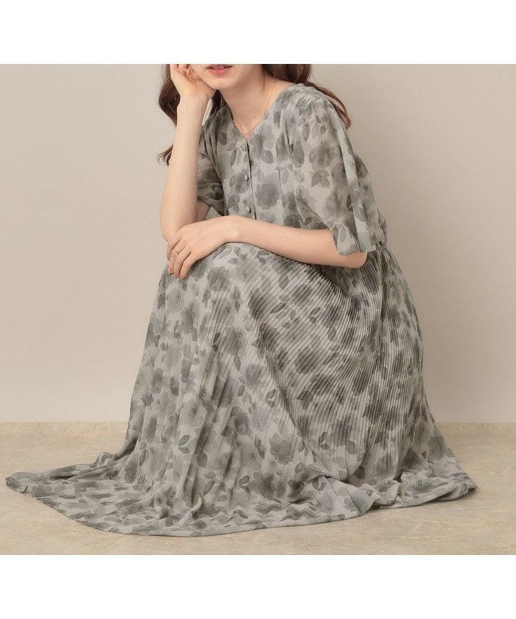 【クチュール ブローチ/Couture Brooch】の【二の腕カバー・楽ちん・通勤】シフォンプリーツワンピース インテリア・キッズ・メンズ・レディースファッション・服の通販 founy(ファニー) 　ファッション　Fashion　レディースファッション　Fashion for Women　ワンピース　Dresses　シアー　Sheer, See-Through　シフォン　Chiffon, Lightweight Fabric　スマート　Smart, Elegant　フレア　Flare, Flared　プリント　Print, Printed Pattern　プリーツ　Pleats, Pleated　ポケット　Pocket, Pocket Detail　楽ちん　Easy Fit, Comfortable　夏　Summer　ビジネス 仕事 通勤　Business / Work / Commuting　2025年　2025　2025春夏・S/S　Spring/Summer 2025 SS25　グレー|ID: prp329100004826051 ipo3291000000035111908