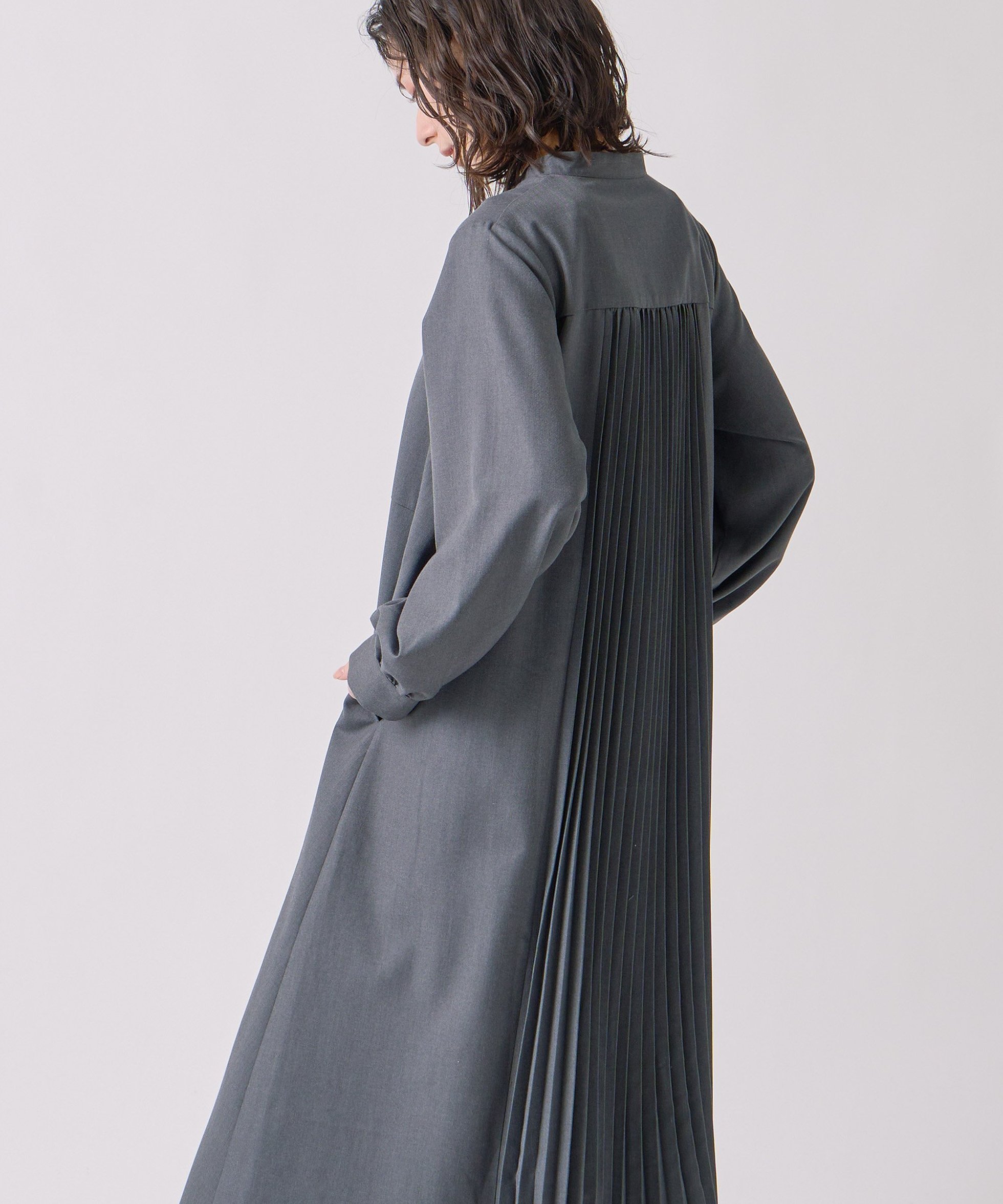 【ビーアパートメント/b apartment / MEN】の「KELEN / ケレン」デザインカラー後ろプリーツワンピース インテリア・キッズ・メンズ・レディースファッション・服の通販 founy(ファニー) 　ファッション　Fashion　メンズファッション　Fashion for Men　アイビー　Ivy Pattern　カッティング　Cutting Detail　コレクション　Collection, Seasonal Line　スタンダード　Standard, Basic　ストライプ　Stripe, Striped Pattern　セーター　Sweater, Knitwear　ダウン　Down, Puffer　チェック　Check, Plaid, Tartan　トレンド　Trend, Trending Now　ドレープ　Drape, Draping Fabric　プリーツ　Pleats, Pleated　A/W・秋冬　Autumn/Winter　冬　Winter / This Winter　再入荷　Restock / Back in Stock　2025年　2025　2025-2026秋冬・A/W　Autumn/Winter 2025–26 AW25–26　CHARCOAL|ID: prp329100004826141 ipo3291000000035113209