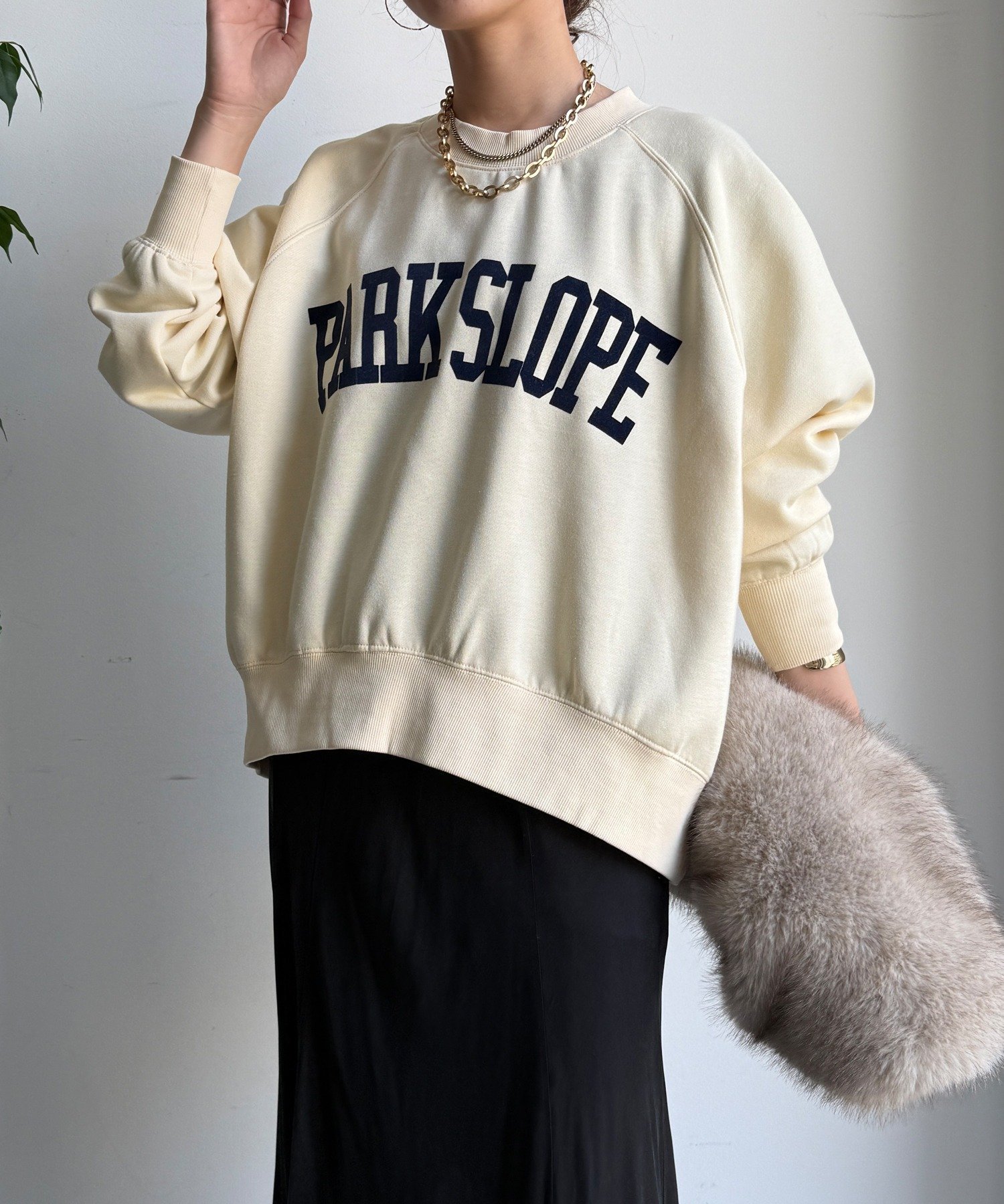 【ドゥドゥ/DouDou】の【WEB限定】ロゴプリントラグランワイドプルオーバー 人気、トレンドファッション・服の通販 founy(ファニー) ファッション Fashion レディースファッション Fashion for Women トップス・カットソー Cut & Sew Tops カジュアルプルオーバー・ニットトップス Pullovers & Knit Tops / Casual Pullovers 洗える Machine Washable シンプル Simple, Minimal ジーンズ Jeans, Denim Pants スニーカー Sneakers, Trainers スマート Smart, Elegant スリーブ Sleeve, Long Sleeve / Short Sleeve なめらか Smooth, Silky Texture フロント Front, Front Design プリント Print, Printed Pattern ワイド Wide, Wide Fit A/W・秋冬 Autumn/Winter 冬 Winter / This Winter 再入荷 Restock / Back in Stock 2025年 2025 2025-2026秋冬・A/W Autumn/Winter 2025–26 AW25–26 other-1|ID: prp329100004826308 ipo3291000000035115670