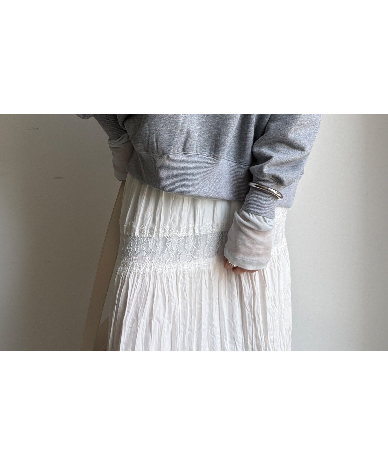 【ドゥドゥ/DouDou】の【WEB限定】ロゴプリントラグランワイドプルオーバー インテリア・キッズ・メンズ・レディースファッション・服の通販 founy(ファニー) ファッション Fashion レディースファッション Fashion for Women トップス・カットソー Cut & Sew Tops カジュアルプルオーバー・ニットトップス Pullovers & Knit Tops / Casual Pullovers 洗える Machine Washable シンプル Simple, Minimal ジーンズ Jeans, Denim Pants スニーカー Sneakers, Trainers スマート Smart, Elegant スリーブ Sleeve, Long Sleeve / Short Sleeve なめらか Smooth, Silky Texture フロント Front, Front Design プリント Print, Printed Pattern ワイド Wide, Wide Fit A/W・秋冬 Autumn/Winter 冬 Winter / This Winter 再入荷 Restock / Back in Stock 2025年 2025 2025-2026秋冬・A/W Autumn/Winter 2025–26 AW25–26 グレー|ID: prp329100004826308 ipo3291000000035115674