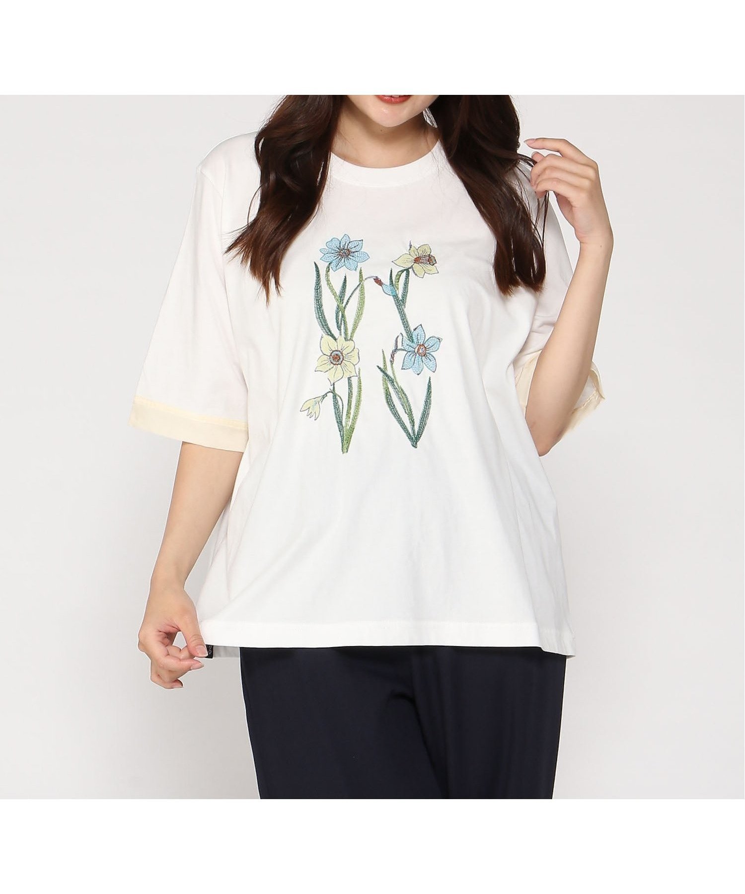 【スーパーハッカ/SUPER HAKKA】のダファディル刺繍Tシャツ インテリア・キッズ・メンズ・レディースファッション・服の通販 founy(ファニー) 　ファッション　Fashion　レディースファッション　Fashion for Women　トップス・カットソー　Cut & Sew Tops　シャツ・ブラウス・オフィスカジュアル　Elegant Blouses & Button-Ups　ロングTシャツ・Tシャツ　Longline T-Shirts & Tees　オフホワイト|ID: prp329100004826513 ipo3291000000035117713