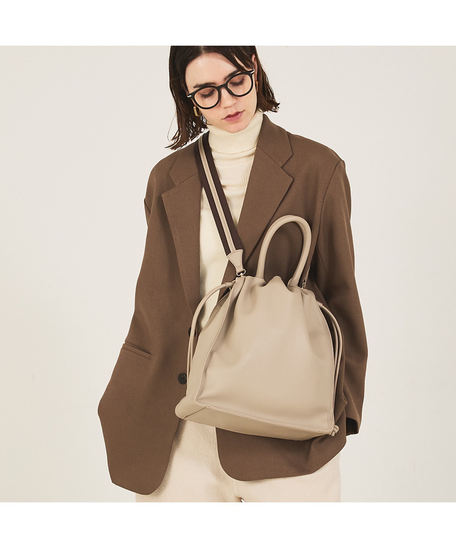 【ロウェル シングス/LOWELL Things】のPoche/ドローストリングトートL インテリア・キッズ・メンズ・レディースファッション・服の通販 founy(ファニー) 　ファッション　Fashion　レディースファッション　Fashion for Women　バッグ　Bags　ショルダー　Shoulder, Shoulder Strap　フォルム　Silhouette, Form　ポケット　Pocket, Pocket Detail　巾着　Drawstring Bag, Kinchaku　ベージュ|ID: prp329100004826523 ipo3291000000035117804