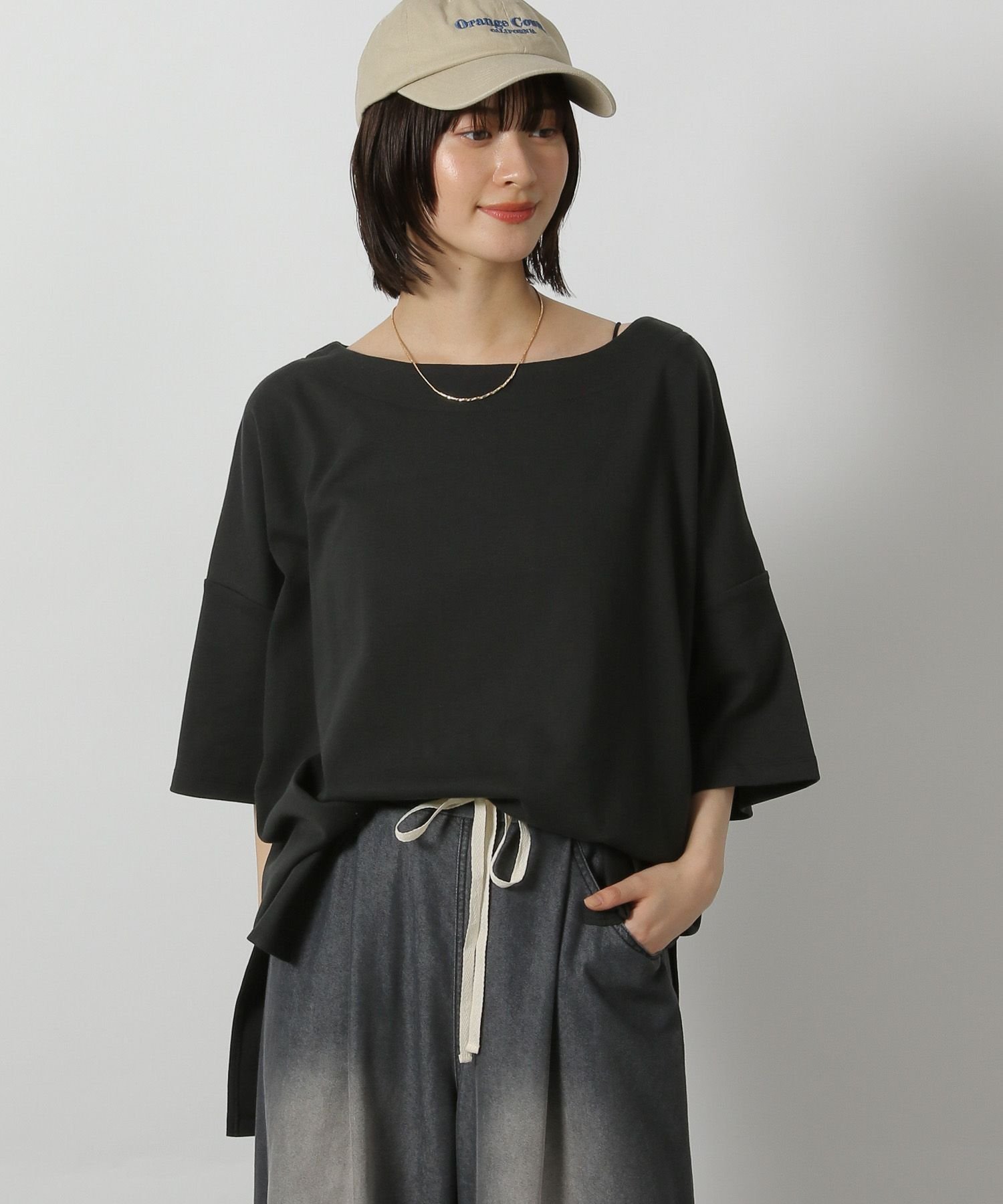 【ラコレ/LAKOLE】のスムースボートネック半袖 インテリア・キッズ・メンズ・レディースファッション・服の通販 founy(ファニー) 　ファッション　Fashion　レディースファッション　Fashion for Women　トップス・カットソー　Cut & Sew Tops　スリット　Slit, Slit Detail　ボトム　Bottoms, Lower Wear　リラックス　Relax, Relaxed Fit　半袖　Short Sleeve, Half Sleeve　ブラック|ID: prp329100004826534 ipo3291000000035117890