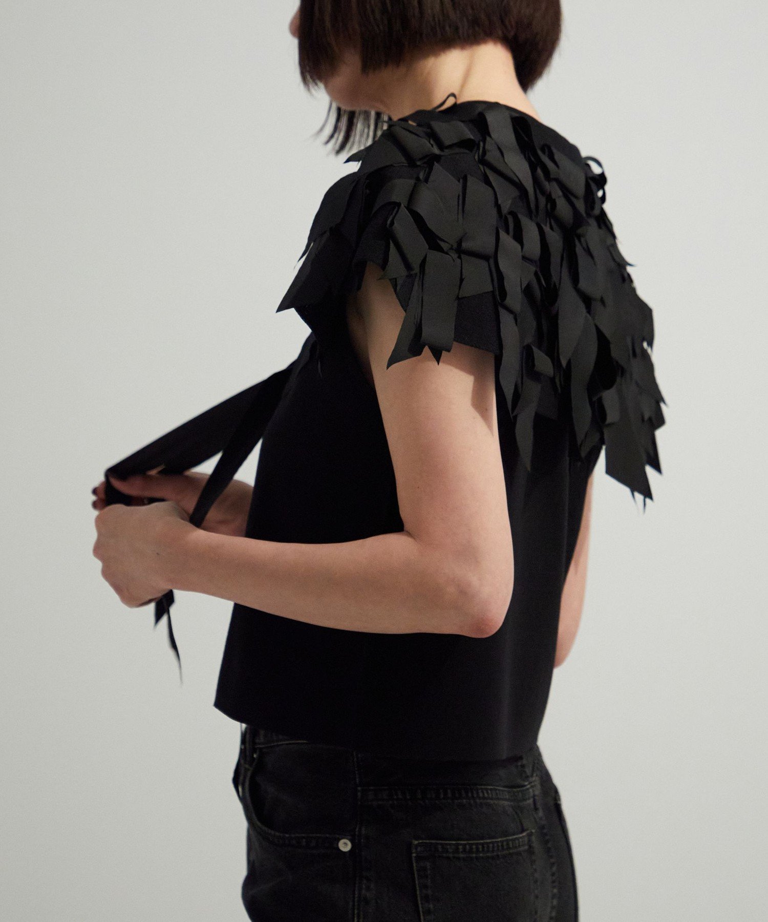 【ユナイテッドアローズ/UNITED ARROWS】のAEWEN MATOPH リボンテープ ノースリーブ ニット 人気、トレンドファッション・服の通販 founy(ファニー) ファッション Fashion レディースファッション Fashion for Women トップス・カットソー Cut & Sew Tops ニット Knit Tops & Sweaters キャミソール&ノースリーブ Camisoles & Sleeveless Tops おすすめ Recommended / Our Picks スラックス Slacks, Dress Pants デニム Denim, Jeans Material ノースリーブ Sleeveless, No-Sleeve フロント Front, Front Design ランダム Random, Irregular リボン Ribbon, Bow other-1|ID: prp329100004826853 ipo3291000000035121089