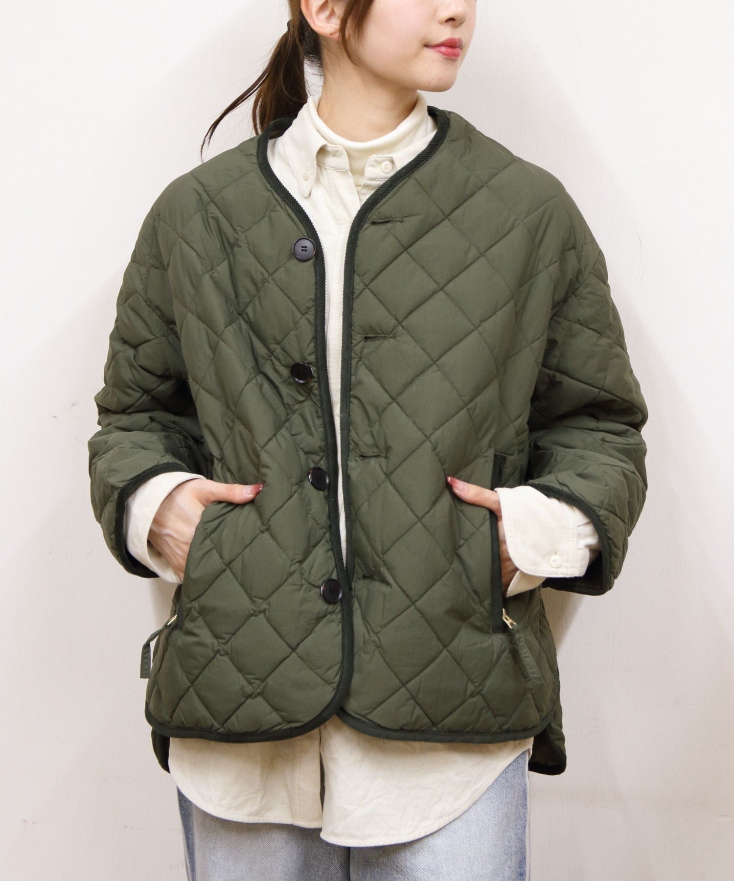 【ステップス/STEPS】のGYMPHLEX/QUILT DOWN COLLARLESS JACKET A0431 NYM インテリア・キッズ・メンズ・レディースファッション・服の通販 founy(ファニー) ファッション Fashion レディースファッション Fashion for Women アウター Coat / Outerwear Collection レディースジャケット・軽アウター Jackets キルティング Quilted, Quilting クラシック Classic, Timeless Style コーデュロイ Corduroy, Cord Fabric スリット Slit, Slit Detail タフタ Taffeta, Structured Fabric ダウン Down, Puffer パイピング Piping, Trim Design 軽量 Lightweight, Ultra Light OLIVE|ID: prp329100004826875 ipo3291000000035121372