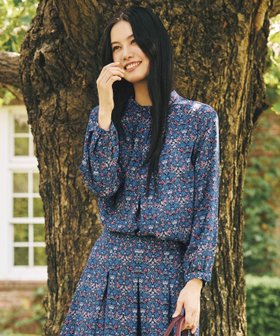 【アマカ/AMACA】の【LIBERTY】Vine Thief バックサテンジョーゼットブラウス 人気、トレンドファッション・服の通販 founy(ファニー) ファッション Fashion レディースファッション Fashion for Women トップス・カットソー Cut & Sew Tops シャツ・ブラウス・オフィスカジュアル Elegant Blouses & Button-Ups バッグ Bags ギャザー Gathered, Ruffled 冬 Winter / This Winter |ID:prp329100004826962