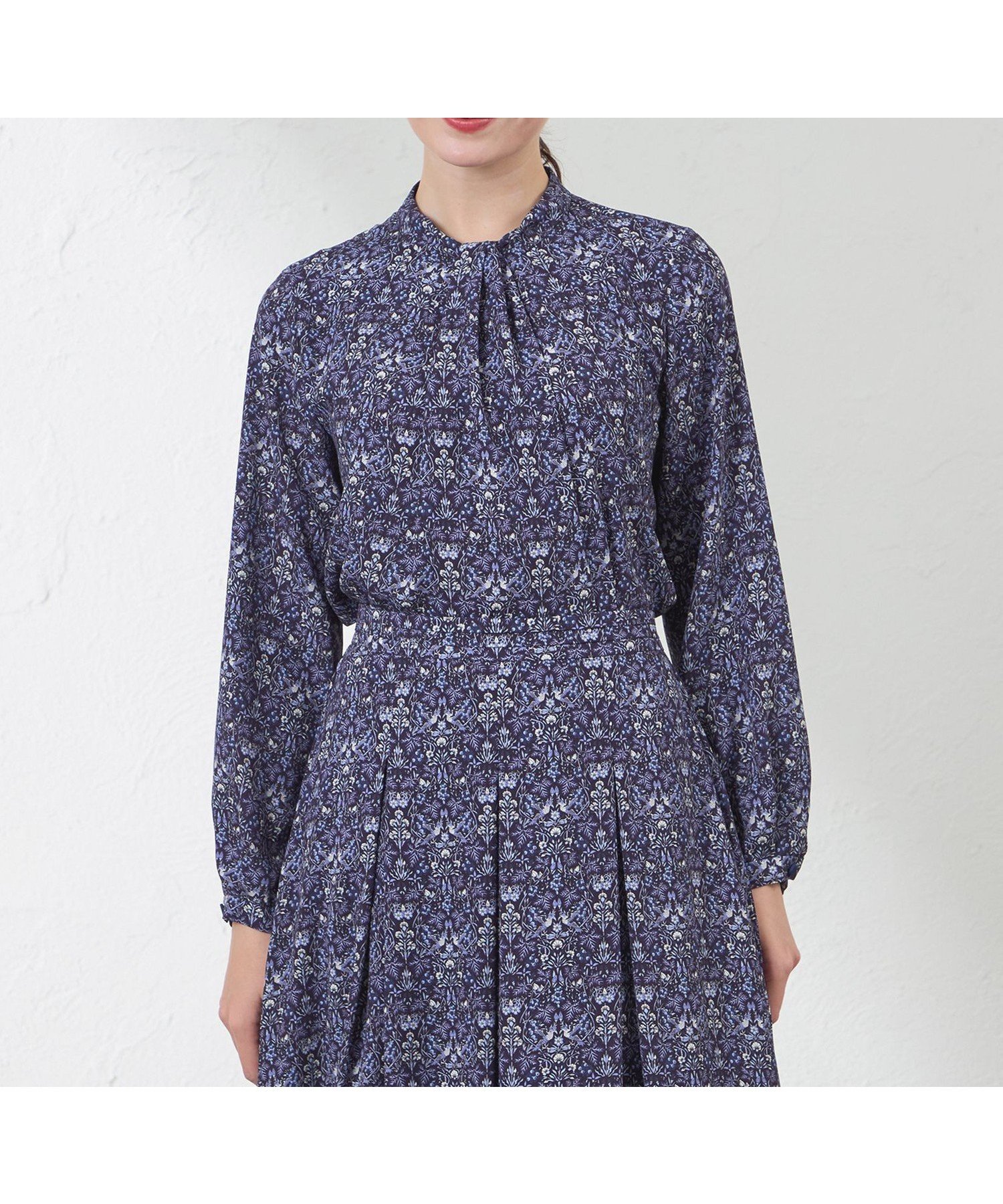 【アマカ/AMACA】の【LIBERTY】Vine Thief バックサテンジョーゼットブラウス インテリア・キッズ・メンズ・レディースファッション・服の通販 founy(ファニー) 　ファッション　Fashion　レディースファッション　Fashion for Women　トップス・カットソー　Cut & Sew Tops　シャツ・ブラウス・オフィスカジュアル　Elegant Blouses & Button-Ups　バッグ　Bags　ギャザー　Gathered, Ruffled　冬　Winter / This Winter　ブラックネイビー|ID: prp329100004826962 ipo3291000000035122414