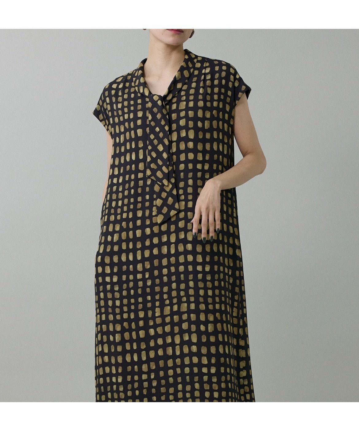 【イネド/INED】のデフォルメチェックボウタイワンピース インテリア・キッズ・メンズ・レディースファッション・服の通販 founy(ファニー) 　ファッション　Fashion　レディースファッション　Fashion for Women　ワンピース　Dresses　エレガント 上品　Elegant　スマート　Smart, Elegant　チェック　Check, Plaid, Tartan　フォルム　Silhouette, Form　ポケット　Pocket, Pocket Detail　リラックス　Relax, Relaxed Fit　ビジネス 仕事 通勤　Business / Work / Commuting　ブラック|ID: prp329100004826995 ipo3291000000035122802