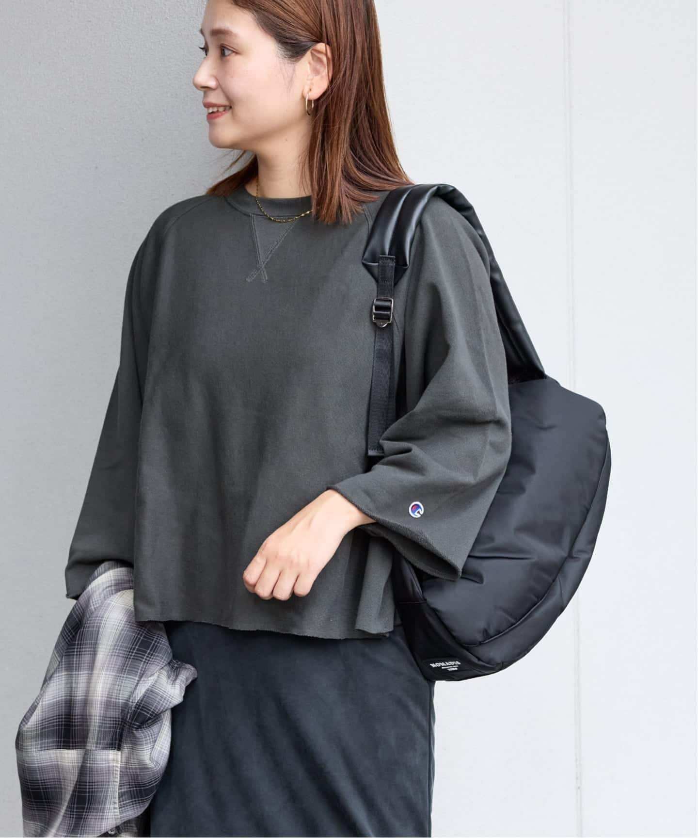 【ジャーナルスタンダード/JOURNAL STANDARD】の別注【CHAMPION/チャンピオン】カットオフ バックロゴスウェット インテリア・キッズ・メンズ・レディースファッション・服の通販 founy(ファニー) 　ファッション　Fashion　レディースファッション　Fashion for Women　トップス・カットソー　Cut & Sew Tops　レディースパーカー・カジュアルフーディー　Casual Hoodies & Sweatshirts　スウェット・クルーネックトップス　Sweatshirts & Crewnecks / Relaxed Fit Sweat Tops　バッグ　Bags　2025年　2025　2025-2026秋冬・A/W　Autumn/Winter 2025–26 AW25–26　カットオフ　Cut-Off Design　グラフィック　Graphic, Graphic Design　シンプル　Simple, Minimal　スウェット / スエット　Sweatshirt, Sweatwear　スポーツ　Sports, Activewear　ニューヨーク　New York, NYC Style　別注　Limited Edition, Custom Order　秋　Autumn　ブラック A|ID: prp329100004827019 ipo3291000000035123111