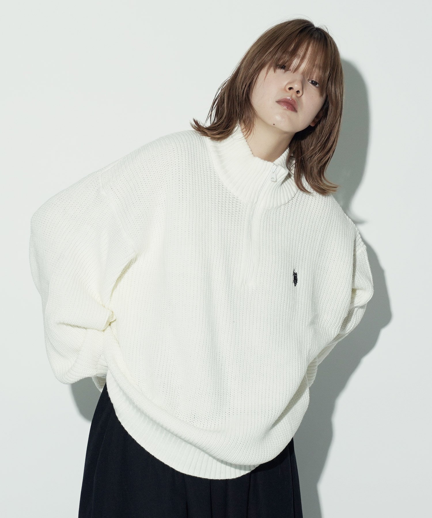 【アフロタス/Aphlotus】のユーエスポロアッスン 別注 オーバーサイズ 畦編み ハーフジップ ニット インテリア・キッズ・メンズ・レディースファッション・服の通販 founy(ファニー) 　ファッション　Fashion　レディースファッション　Fashion for Women　トップス・カットソー　Cut & Sew Tops　ニット　Knit Tops & Sweaters　畦編みニット・テクスチャードトップス　Ribbed Knit Sweaters / Textured Knit Tops　イタリア　Italy　畦　Ribbed Knit　腕時計　Wristwatch　コラボ　Collaboration, Collab　コレクション　Collection, Seasonal Line　ショルダー　Shoulder, Shoulder Strap　スタンド　Stand Collar, Upright Stand　スポーツ　Sports, Activewear　トレンド　Trend, Trending Now　ドロップ　Drop Shoulder, Dropped Style　ビッグ　Big, Oversized　別注　Limited Edition, Custom Order　メンズ　Men's, Menswear　おすすめ　Recommended / Our Picks　ホワイト|ID: prp329100004827032 ipo3291000000035123216