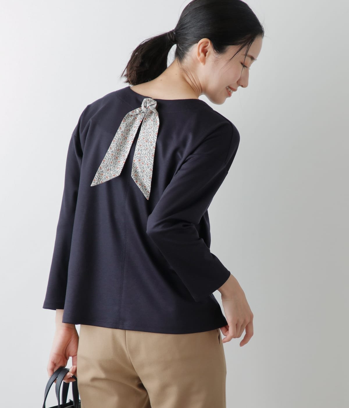 【ニューヨーカー/NEWYORKER】のシャイニースムース 前後2WAYカットソー インテリア・キッズ・メンズ・レディースファッション・服の通販 founy(ファニー) ファッション Fashion レディースファッション Fashion for Women トップス・カットソー Cut & Sew Tops カットソー・ベーシックTシャツ Cut-and-Sewn Tops / Stretch Tees & Basics インナー Innerwear 秋 Autumn カットソー Cut and Sewn Top シンプル Simple, Minimal スカーフ Scarf, Neckwear スリット Slit, Slit Detail セットアップ Set-Up, Coordinated Outfit プリント Print, Printed Pattern ボタニカル Botanical, Floral Pattern モチーフ Motif, Design Theme リボン Ribbon, Bow ループ Loop, Loop Knit A/W・秋冬 Autumn/Winter おすすめ Recommended / Our Picks エレガント 上品 Elegant ネイビー|ID: prp329100004827145 ipo3291000000035124798