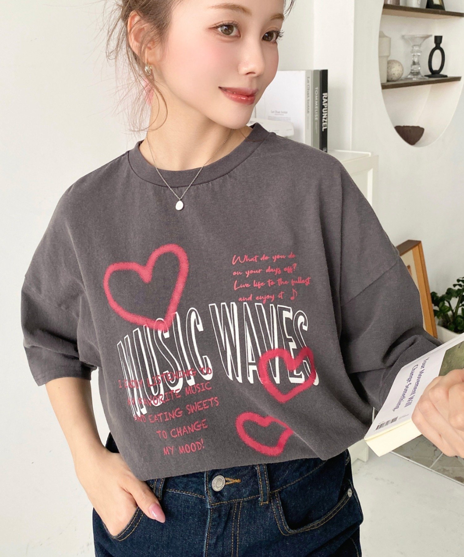 【モーメントプラス/moment+ / MEN】の落書きハートロゴ半袖Tシャツ インテリア・キッズ・メンズ・レディースファッション・服の通販 founy(ファニー) 　ファッション　Fashion　メンズファッション　Fashion for Men　インナー　Innerwear　カットソー　Cut and Sewn Top　カーゴパンツ　Cargo Pants, Utility Pants　サロペット　Overalls, Salopette　シンプル　Simple, Minimal　デニム　Denim, Jeans Material　トレンド　Trend, Trending Now　フリル　Frill, Ruffle　フロント　Front, Front Design　プリント　Print, Printed Pattern　ベーシック　Basic, Essential　ボトム　Bottoms, Lower Wear　半袖　Short Sleeve, Half Sleeve　ミニスカート　Mini Skirt, Short Skirt　モチーフ　Motif, Design Theme　再入荷　Restock / Back in Stock　プチプライス・低価格　Affordable / Budget Price　おすすめ　Recommended / Our Picks　チャコールグレー|ID: prp329100004827384 ipo3291000000035127034