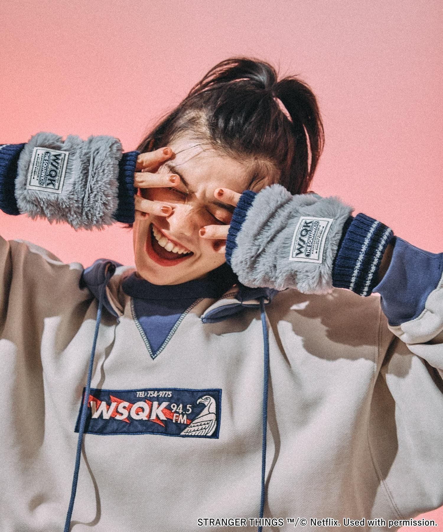 【ニコアンド/niko and】の【STRANGER THINGS】コラボハンドウォーマー インテリア・キッズ・メンズ・レディースファッション・服の通販 founy(ファニー) 　ファッション　Fashion　レディースファッション　Fashion for Women　カフス　Cuff Design　スマホ　Smartphone, Mobile Device　ポケット　Pocket, Pocket Detail　モコモコ　Fuzzy, Fluffy　モチーフ　Motif, Design Theme　おすすめ　Recommended / Our Picks　グレー|ID: prp329100004827396 ipo3291000000035127139