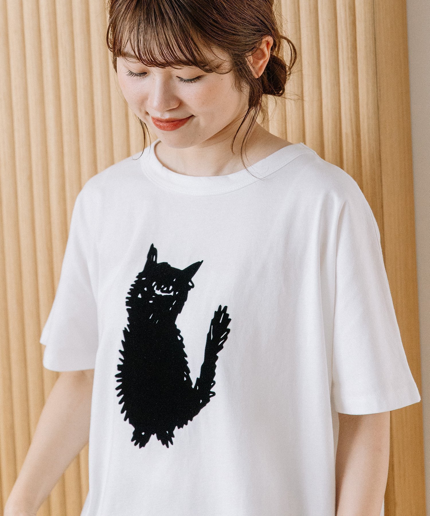【プードゥドゥ/POU DOU DOU】のねこシルエットタフト刺繍Tシャツ インテリア・キッズ・メンズ・レディースファッション・服の通販 founy(ファニー) 　ファッション　Fashion　レディースファッション　Fashion for Women　トップス・カットソー　Cut & Sew Tops　シャツ・ブラウス・オフィスカジュアル　Elegant Blouses & Button-Ups　ロングTシャツ・Tシャツ　Longline T-Shirts & Tees　スマート　Smart, Elegant　プリント　Print, Printed Pattern　ロング　Long, Long-Length　オフホワイト|ID: prp329100004827423 ipo3291000000035127607