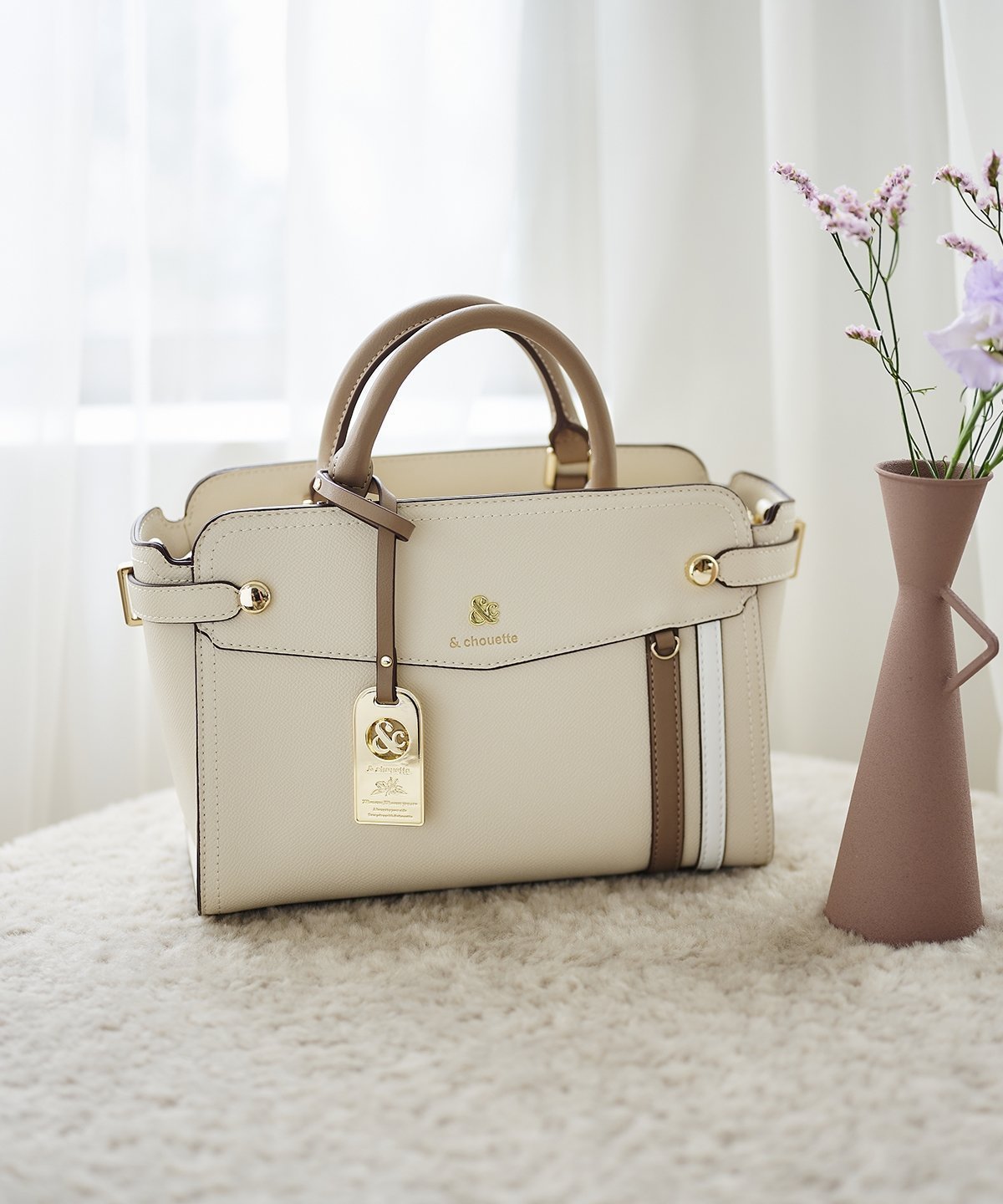 【アンド シュエット/& chouette】の新型 スポーティーライン ハンドバッグ《2way・ショルダーバッグ》 インテリア・キッズ・メンズ・レディースファッション・服の通販 founy(ファニー) 　ファッション　Fashion　レディースファッション　Fashion for Women　スタイリッシュ　Stylish, Fashionable　財布　Wallet, Purse　チャーム　Charm, Pendant　台形　A-Line, Trapezoid Shape　定番　Standard, Basic Item　フォルム　Silhouette, Form　プレート　Plate, Dish　ベーシック　Basic, Essential　ポケット　Pocket, Pocket Detail　おすすめ　Recommended / Our Picks　オフホワイト|ID: prp329100004827633 ipo3291000000035130311