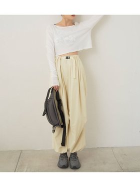 【エミ/emmi】のパラシュートパンツ 人気、トレンドファッション・服の通販 founy(ファニー) ファッション Fashion レディースファッション Fashion for Women パンツ Pants & Trousers カーゴパンツ Cargo Pants, Utility Pants スマート Smart, Elegant フォルム Silhouette, Form フロント Front, Front Design ポケット Pocket, Pocket Detail |ID:prp329100004827791