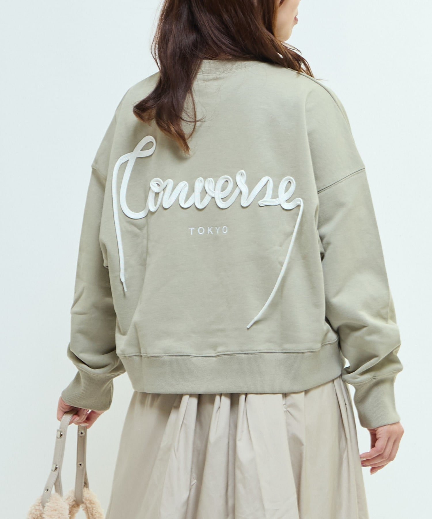 【コンバーストウキョウ/CONVERSE TOKYO】のBACK SPINDLE LOGO SWEAT インテリア・キッズ・メンズ・レディースファッション・服の通販 founy(ファニー) 　ファッション　Fashion　レディースファッション　Fashion for Women　トップス・カットソー　Cut & Sew Tops　レディースパーカー・カジュアルフーディー　Casual Hoodies & Sweatshirts　スウェット・クルーネックトップス　Sweatshirts & Crewnecks / Relaxed Fit Sweat Tops　おすすめ　Recommended / Our Picks　ショルダー　Shoulder, Shoulder Strap　ショート　Short, Short Length　デニム　Denim, Jeans Material　ドロップ　Drop Shoulder, Dropped Style　ボトム　Bottoms, Lower Wear　ロング　Long, Long-Length　セージグリーン|ID: prp329100004828012 ipo3291000000035135292