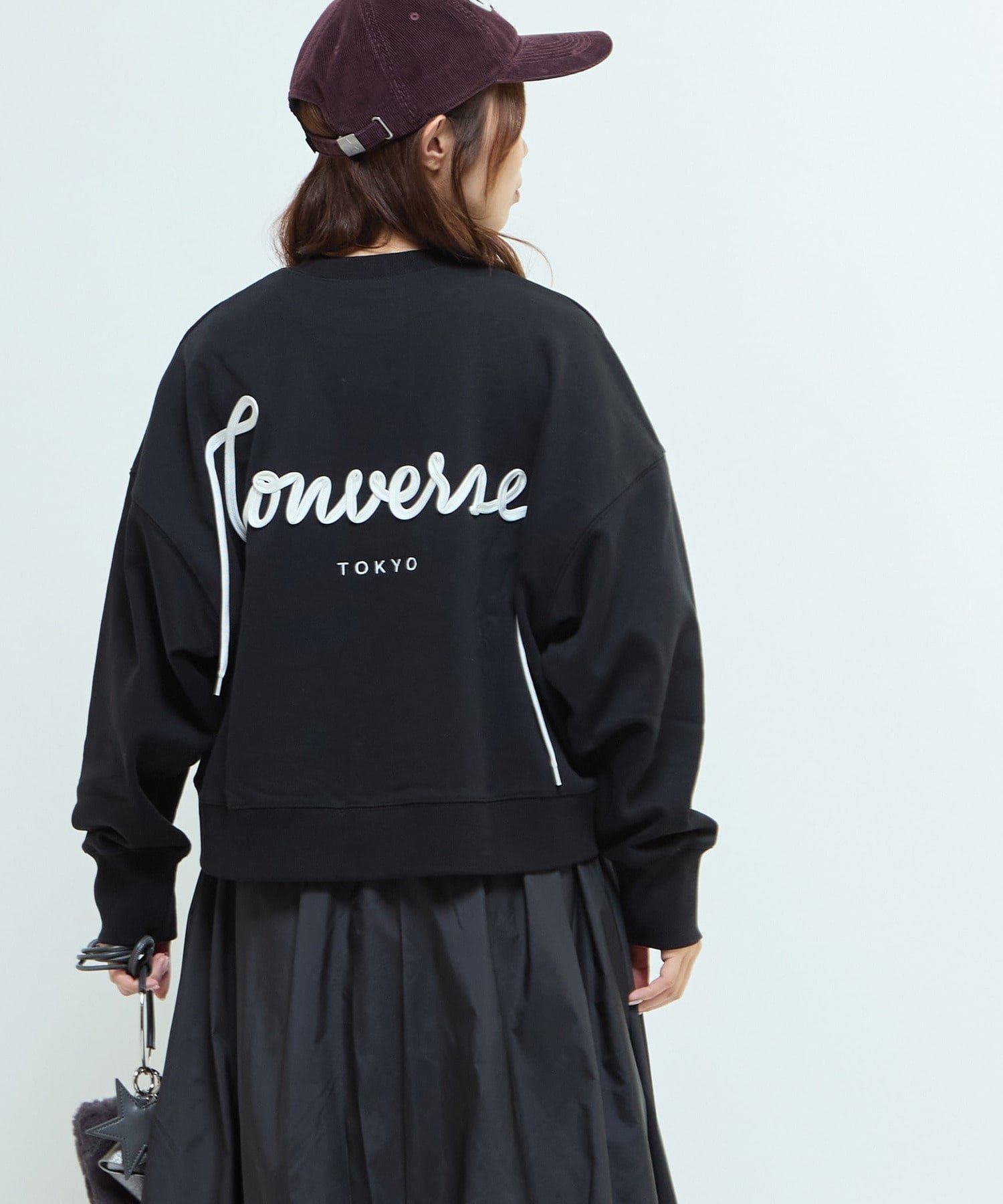 【コンバーストウキョウ/CONVERSE TOKYO】のBACK SPINDLE LOGO SWEAT インテリア・キッズ・メンズ・レディースファッション・服の通販 founy(ファニー) 　ファッション　Fashion　レディースファッション　Fashion for Women　トップス・カットソー　Cut & Sew Tops　レディースパーカー・カジュアルフーディー　Casual Hoodies & Sweatshirts　スウェット・クルーネックトップス　Sweatshirts & Crewnecks / Relaxed Fit Sweat Tops　おすすめ　Recommended / Our Picks　ショルダー　Shoulder, Shoulder Strap　ショート　Short, Short Length　デニム　Denim, Jeans Material　ドロップ　Drop Shoulder, Dropped Style　ボトム　Bottoms, Lower Wear　ロング　Long, Long-Length　ブラック|ID: prp329100004828012 ipo3291000000035135297