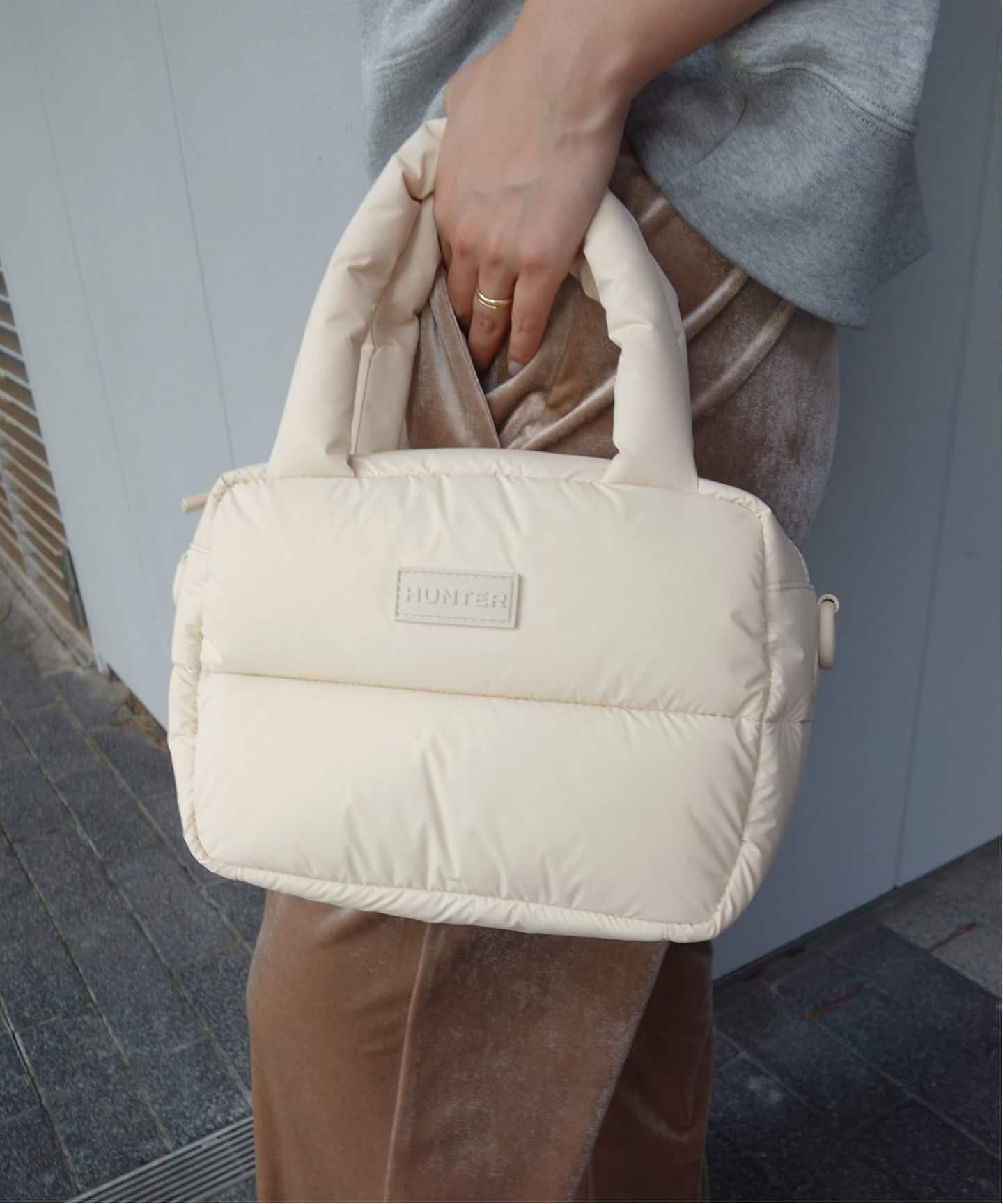 【スローブ イエナ/SLOBE IENA】のHUNTER/ハンター PUFFED BOSTON UBX5513 KBM インテリア・キッズ・メンズ・レディースファッション・服の通販 founy(ファニー) 　ファッション　Fashion　レディースファッション　Fashion for Women　コンパクト　Compact, Small Size　ジップ　Zip, Zipper　ボストンバッグ　Boston Bag, Retro Bag　ポケット　Pocket, Pocket Detail　ポーチ　Pouch, Small Case　ホワイト|ID: prp329100004828213 ipo3291000000035137698