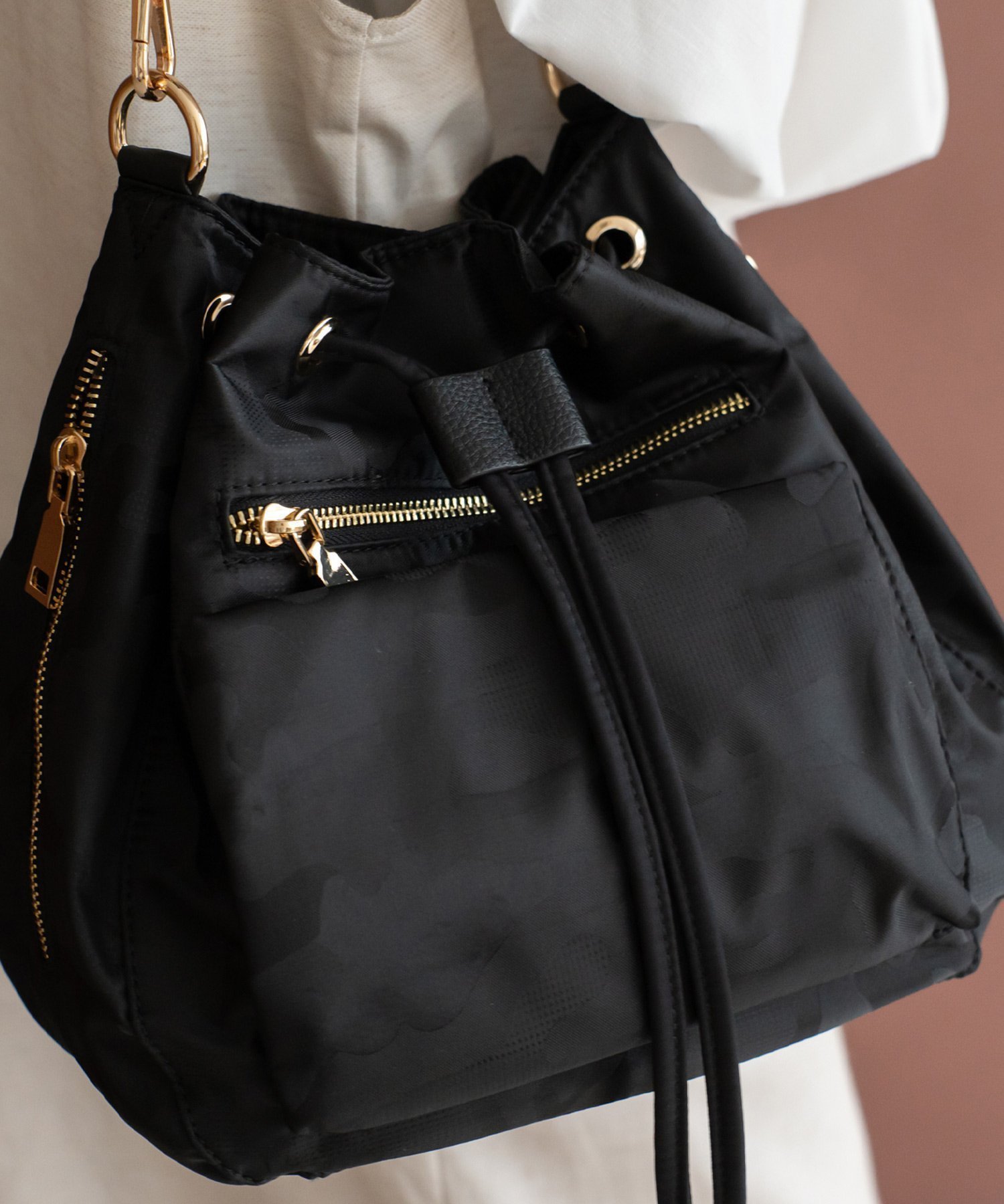 【ヴィータフェリーチェ/VitaFelice】の10ポケット巾着ショルダーバッグ レディース 斜め掛け 軽量 巾着バッグ インテリア・キッズ・メンズ・レディースファッション・服の通販 founy(ファニー) 　ファッション　Fashion　レディースファッション　Fashion for Women　バッグ　Bags　ショルダー　Shoulder, Shoulder Strap　フォルム　Silhouette, Form　ポケット　Pocket, Pocket Detail　マグネット　Magnet, Magnetic Closure　エレガント 上品　Elegant　巾着　Drawstring Bag, Kinchaku　軽量　Lightweight, Ultra Light　カモフラージュ|ID: prp329100004828293 ipo3291000000035138488