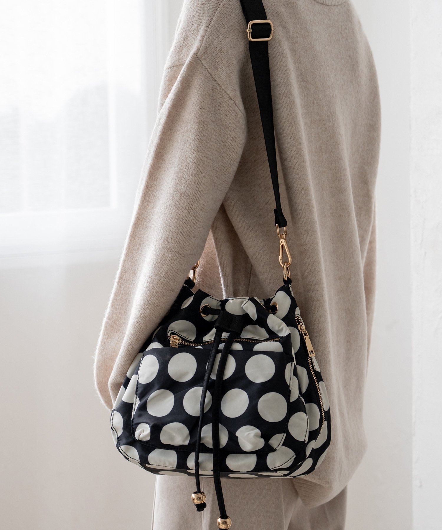 【ヴィータフェリーチェ/VitaFelice】の10ポケット巾着ショルダーバッグ レディース 斜め掛け 軽量 巾着バッグ インテリア・キッズ・メンズ・レディースファッション・服の通販 founy(ファニー) 　ファッション　Fashion　レディースファッション　Fashion for Women　バッグ　Bags　ショルダー　Shoulder, Shoulder Strap　フォルム　Silhouette, Form　ポケット　Pocket, Pocket Detail　マグネット　Magnet, Magnetic Closure　エレガント 上品　Elegant　巾着　Drawstring Bag, Kinchaku　軽量　Lightweight, Ultra Light　ドット|ID: prp329100004828293 ipo3291000000035138489