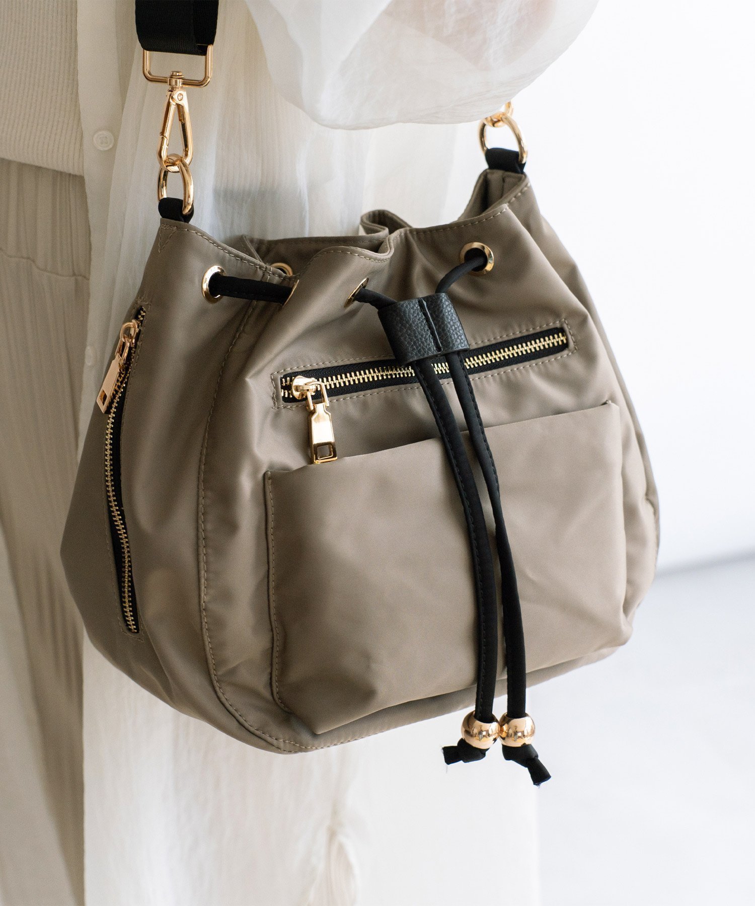 【ヴィータフェリーチェ/VitaFelice】の10ポケット巾着ショルダーバッグ レディース 斜め掛け 軽量 巾着バッグ インテリア・キッズ・メンズ・レディースファッション・服の通販 founy(ファニー) 　ファッション　Fashion　レディースファッション　Fashion for Women　バッグ　Bags　ショルダー　Shoulder, Shoulder Strap　フォルム　Silhouette, Form　ポケット　Pocket, Pocket Detail　マグネット　Magnet, Magnetic Closure　エレガント 上品　Elegant　巾着　Drawstring Bag, Kinchaku　軽量　Lightweight, Ultra Light　グレーベージュ|ID: prp329100004828293 ipo3291000000035138490