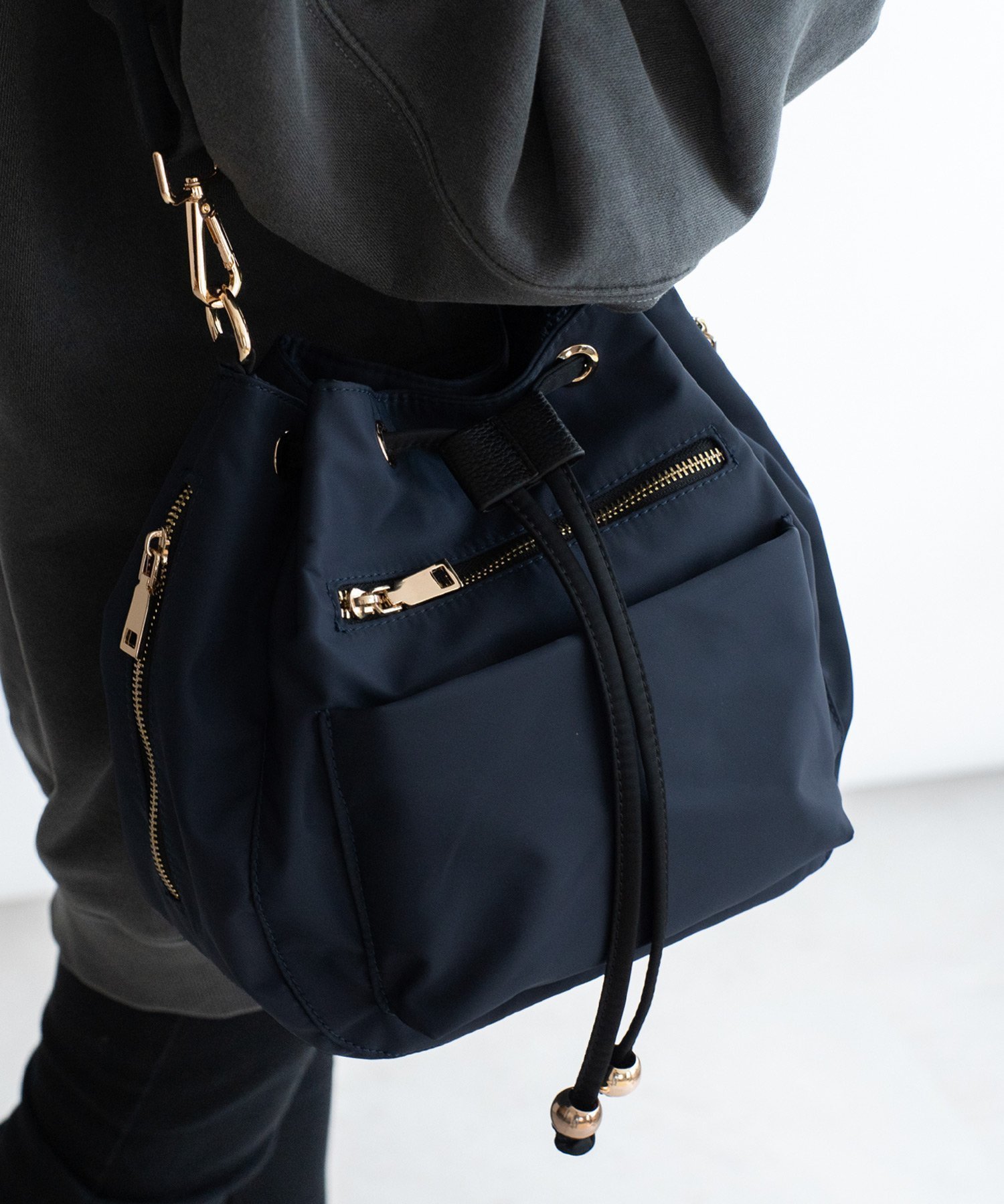 【ヴィータフェリーチェ/VitaFelice】の10ポケット巾着ショルダーバッグ レディース 斜め掛け 軽量 巾着バッグ インテリア・キッズ・メンズ・レディースファッション・服の通販 founy(ファニー) 　ファッション　Fashion　レディースファッション　Fashion for Women　バッグ　Bags　ショルダー　Shoulder, Shoulder Strap　フォルム　Silhouette, Form　ポケット　Pocket, Pocket Detail　マグネット　Magnet, Magnetic Closure　エレガント 上品　Elegant　巾着　Drawstring Bag, Kinchaku　軽量　Lightweight, Ultra Light　ネイビー|ID: prp329100004828293 ipo3291000000035138491