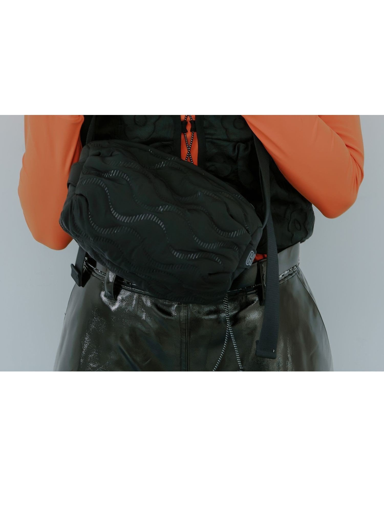 【カンペール/CAMPER】のカンペール VUELTA ショルダーバッグ インテリア・キッズ・メンズ・レディースファッション・服の通販 founy(ファニー) 　ファッション　Fashion　レディースファッション　Fashion for Women　バッグ　Bags　クッション　Cushion, Throw Pillow　コンパクト　Compact, Small Size　ショルダー　Shoulder, Shoulder Strap　フォルム　Silhouette, Form　ボンディング　Bonding, Bonded Fabric　ポケット　Pocket, Pocket Detail　モダン　Modern, Contemporary　リラックス　Relax, Relaxed Fit　ループ　Loop, Loop Knit　2025年　2025　2025-2026秋冬・A/W　Autumn/Winter 2025–26 AW25–26　ブラック|ID: prp329100004828326 ipo3291000000035138869