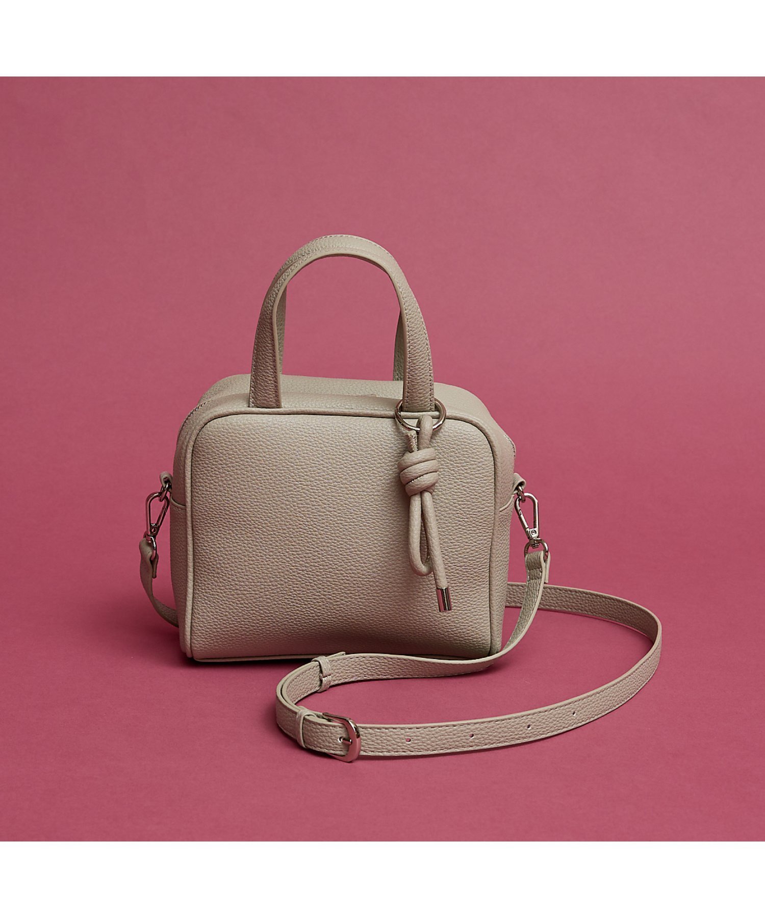 【コレックス/collex】のチャーム付き 2WAYキューブボストン 人気、トレンドファッション・服の通販 founy(ファニー) 　ファッション　Fashion　レディースファッション　Fashion for Women　ショルダー　Shoulder, Shoulder Strap　スクエア　Square, Square Shape　チャーム　Charm, Pendant　ハンド　Hand, Handmade　フォルム　Silhouette, Form　ベーシック　Basic, Essential　ボストン　Boston　ボストンバッグ　Boston Bag, Retro Bag　ポケット　Pocket, Pocket Detail　マグネット　Magnet, Magnetic Closure　 other-1|ID: prp329100004828329 ipo3291000000035138889