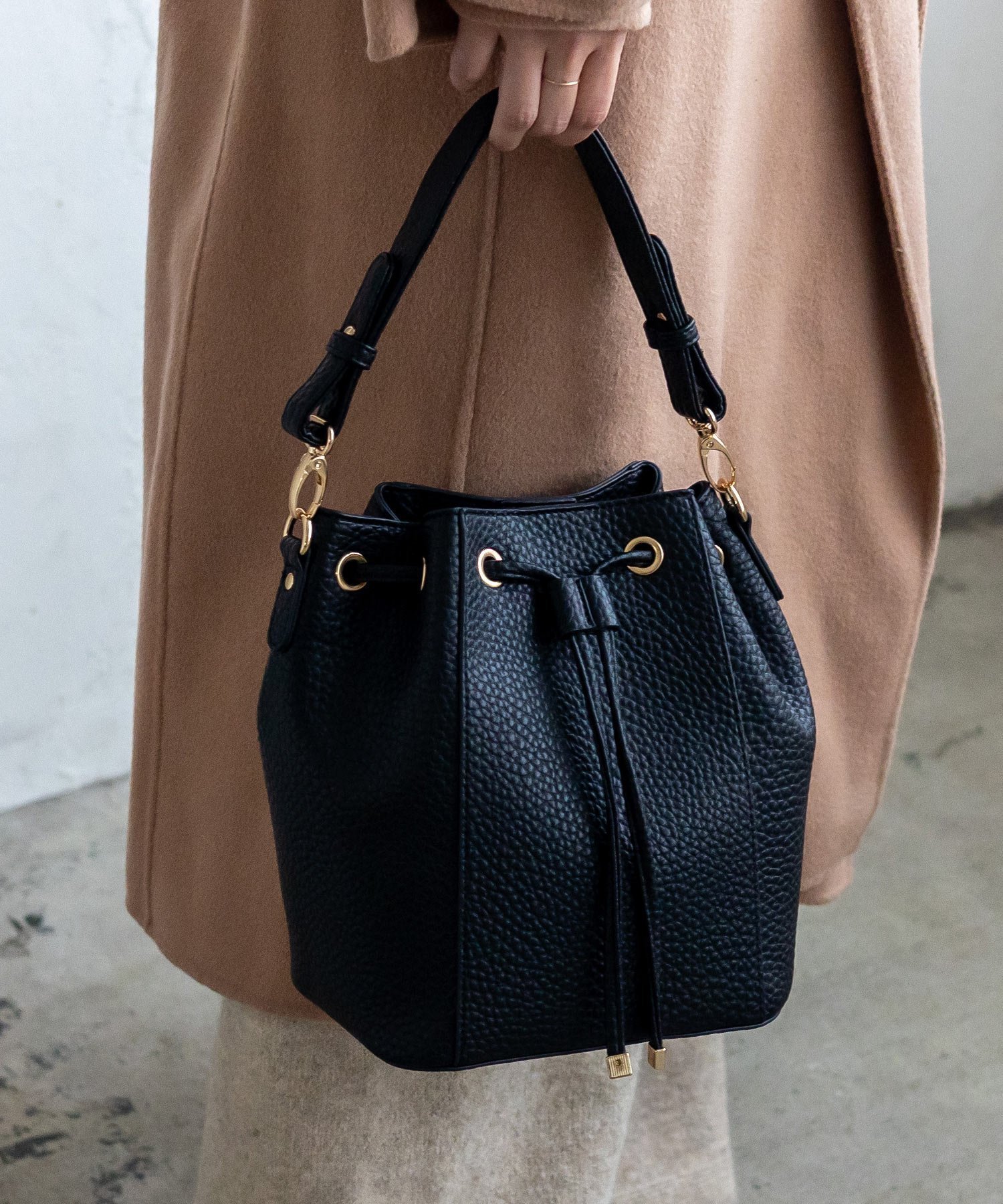 【ヴィータフェリーチェ/VitaFelice】の巾着2WAYハンドバッグ ショルダーバッグ レディース 斜めがけ 大人 軽量 人気、トレンドファッション・服の通販 founy(ファニー) 　ファッション　Fashion　レディースファッション　Fashion for Women　オケージョン　Occasion Wear　ショルダー　Shoulder, Shoulder Strap　シンプル　Simple, Minimal　フェイクレザー　Faux Leather, PU Leather　フォルム　Silhouette, Form　マグネット　Magnet, Magnetic Closure　エレガント 上品　Elegant　入学式　Entrance Ceremony　卒業式　Graduation Ceremony　巾着　Drawstring Bag, Kinchaku　軽量　Lightweight, Ultra Light　 other-1|ID: prp329100004828330 ipo3291000000035138903