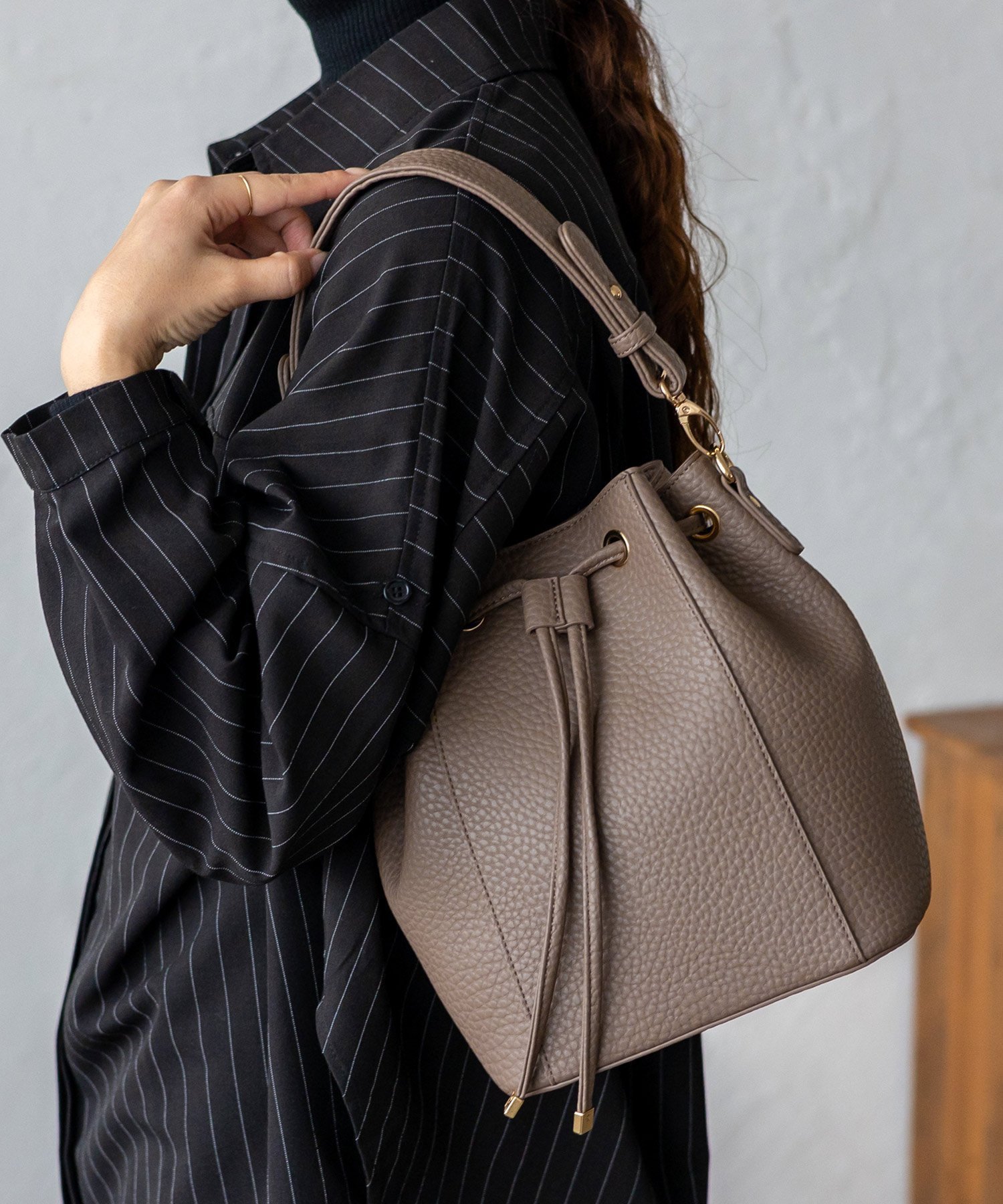 【ヴィータフェリーチェ/VitaFelice】の巾着2WAYハンドバッグ ショルダーバッグ レディース 斜めがけ 大人 軽量 インテリア・キッズ・メンズ・レディースファッション・服の通販 founy(ファニー) 　ファッション　Fashion　レディースファッション　Fashion for Women　オケージョン　Occasion Wear　ショルダー　Shoulder, Shoulder Strap　シンプル　Simple, Minimal　フェイクレザー　Faux Leather, PU Leather　フォルム　Silhouette, Form　マグネット　Magnet, Magnetic Closure　エレガント 上品　Elegant　入学式　Entrance Ceremony　卒業式　Graduation Ceremony　巾着　Drawstring Bag, Kinchaku　軽量　Lightweight, Ultra Light　トープ|ID: prp329100004828330 ipo3291000000035138907