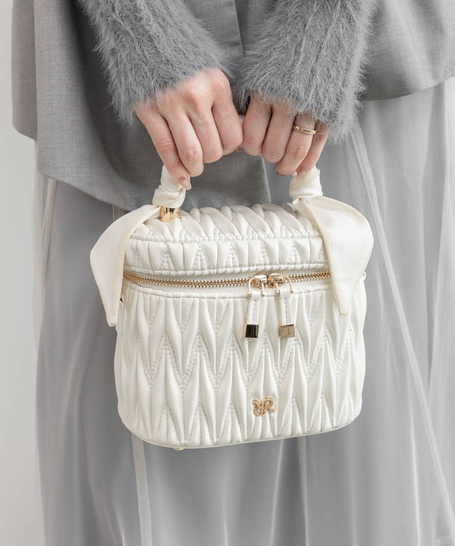 【ランダ/RANDA】の2WAY モノグラムスカーフ立体キルティングバニティバッグ インテリア・キッズ・メンズ・レディースファッション・服の通販 founy(ファニー) 　ファッション　Fashion　レディースファッション　Fashion for Women　バッグ　Bags　キルティング　Quilted, Quilting　ショルダー　Shoulder, Shoulder Strap　スカーフ　Scarf, Neckwear　ハンカチ　Handkerchief, Hanky　ポケット　Pocket, Pocket Detail　ポーチ　Pouch, Small Case　リップ　Lip, Lip Motif　エレガント 上品　Elegant　財布　Wallet, Purse　WHITE|ID: prp329100004828389 ipo3291000000035139503