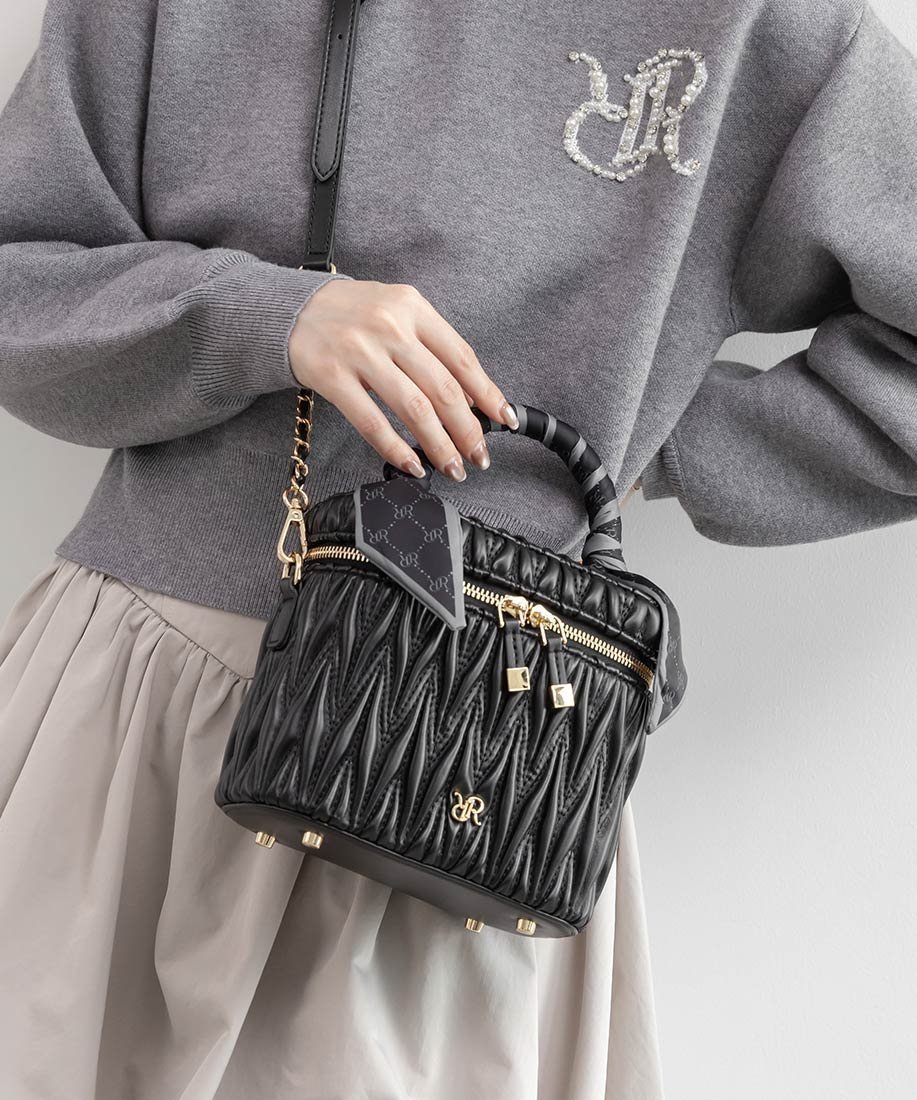 【ランダ/RANDA】の2WAY モノグラムスカーフ立体キルティングバニティバッグ インテリア・キッズ・メンズ・レディースファッション・服の通販 founy(ファニー) 　ファッション　Fashion　レディースファッション　Fashion for Women　バッグ　Bags　キルティング　Quilted, Quilting　ショルダー　Shoulder, Shoulder Strap　スカーフ　Scarf, Neckwear　ハンカチ　Handkerchief, Hanky　ポケット　Pocket, Pocket Detail　ポーチ　Pouch, Small Case　リップ　Lip, Lip Motif　エレガント 上品　Elegant　財布　Wallet, Purse　BLACK|ID: prp329100004828389 ipo3291000000035139505