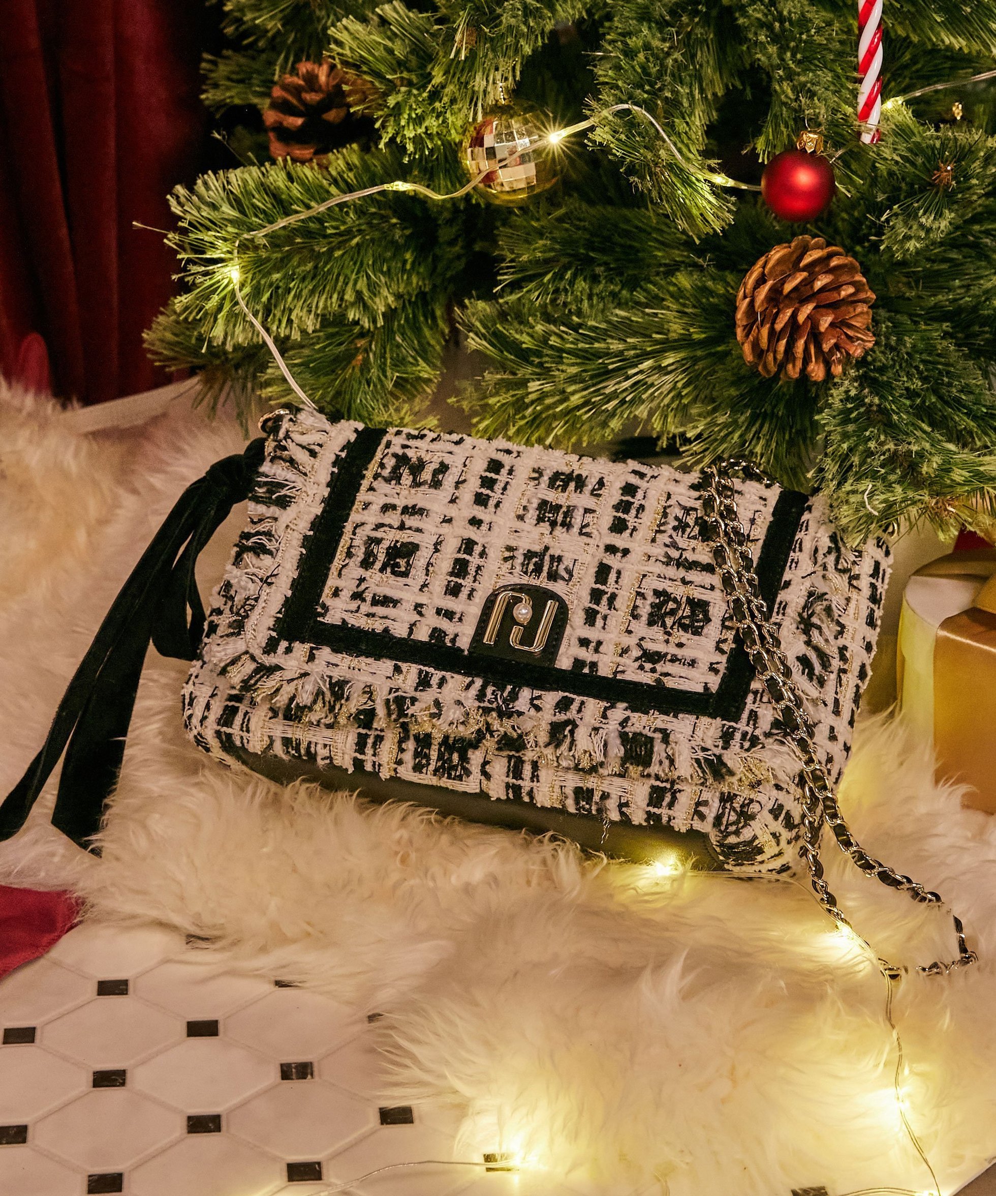 【ジルバイジルスチュアート/JILL by JILLSTUART】のツイードフラップバッグ インテリア・キッズ・メンズ・レディースファッション・服の通販 founy(ファニー) 　ファッション　Fashion　レディースファッション　Fashion for Women　バッグ　Bags　おすすめ　Recommended / Our Picks　クラシカル　Classical, Vintage-Inspired　スペシャル　Special, Limited Edition　スマート　Smart, Elegant　チェーン　Chain, Chain Strap　ツイード　Twill, Twill Weave　フラップ　Flap, Flap Pocket　フリンジ　Fringe, Tassel　ベルベット　Velvet, Velvety　マグネット　Magnet, Magnetic Closure　モチーフ　Motif, Design Theme　エレガント 上品　Elegant　ブラック1|ID: prp329100004828416 ipo3291000000035139831