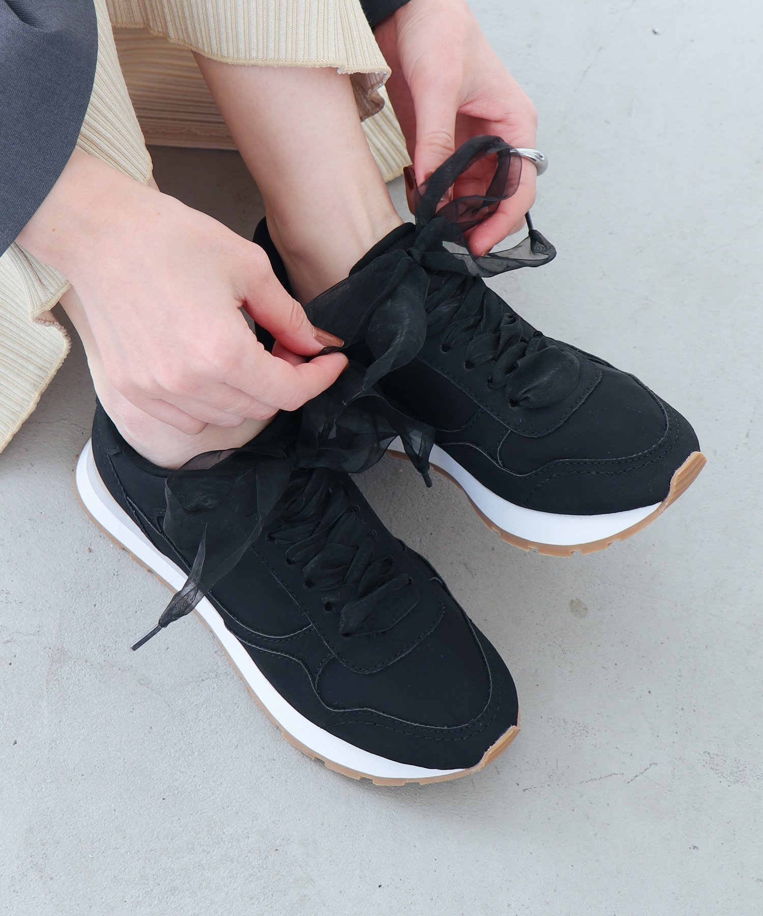 【イーボル/EVOL】の【軽量・柔らかい】ゴールドモチーフレースアップスニーカー インテリア・キッズ・メンズ・レディースファッション・服の通販 founy(ファニー) 　ファッション　Fashion　レディースファッション　Fashion for Women　クッション　Cushion, Throw Pillow　軽量　Lightweight, Ultra Light　シンプル　Simple, Minimal　スニーカー　Sneakers, Trainers　ソックス　Socks, Hosiery　定番　Standard, Basic Item　フィット　Fit, Slim Fit　ベーシック　Basic, Essential　モチーフ　Motif, Design Theme　リゾート　Resort, Vacation Style　レース　Lace, Lace Fabric　ロング　Long, Long-Length　おすすめ　Recommended / Our Picks　旅行　Travel　BL|ID: prp329100004828495 ipo3291000000035140402